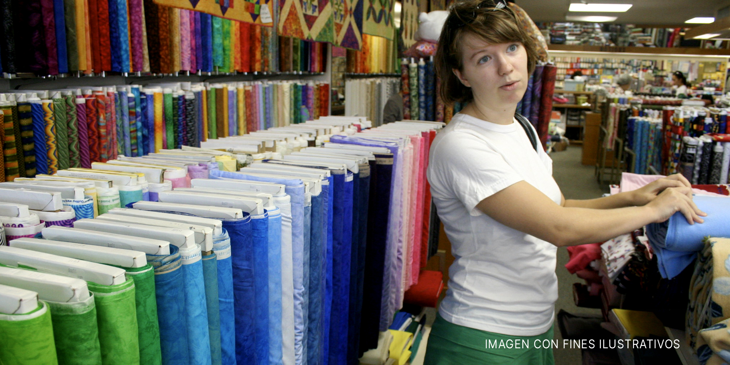 Una mujer en una tienda de telas | Foto: Flickr