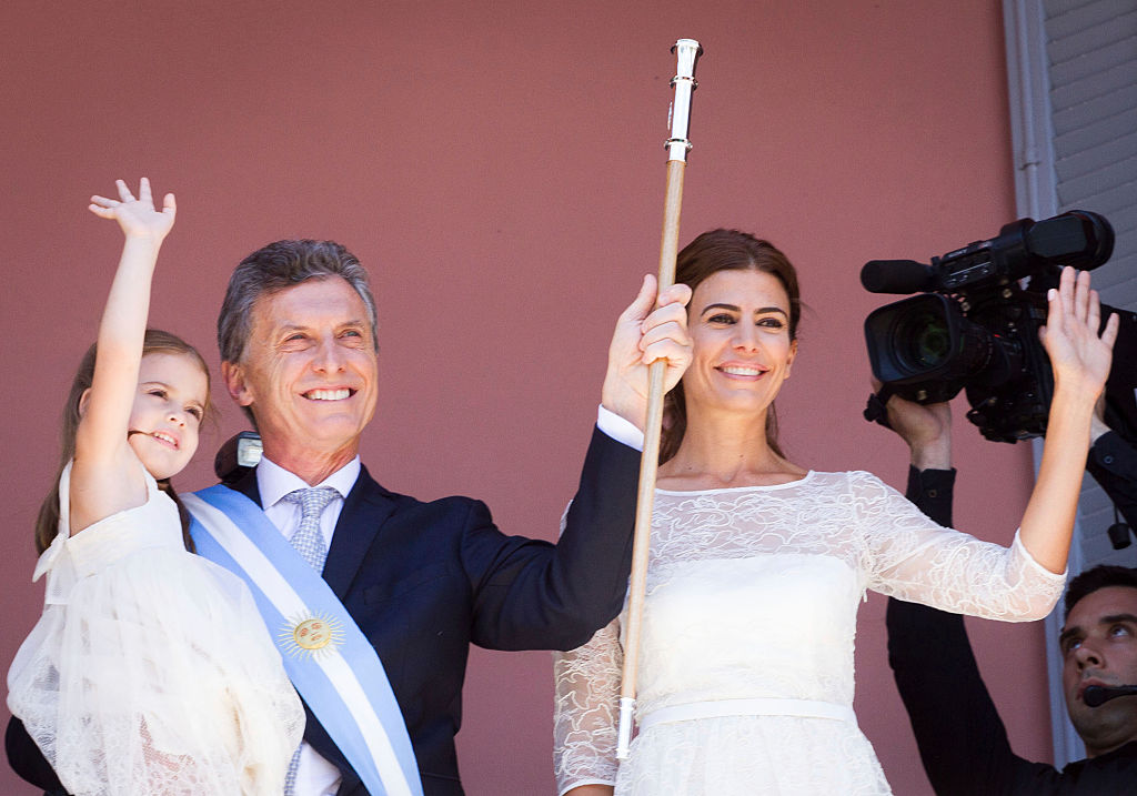 Mauricio Macri, Juliana Awada y su hija Antonia saludan a la multitud tras la ceremonia de asunción en la Casa Rosada, el 10 de diciembre de 2015 en Buenos Aires, Argentina. | Fuente: Getty Images