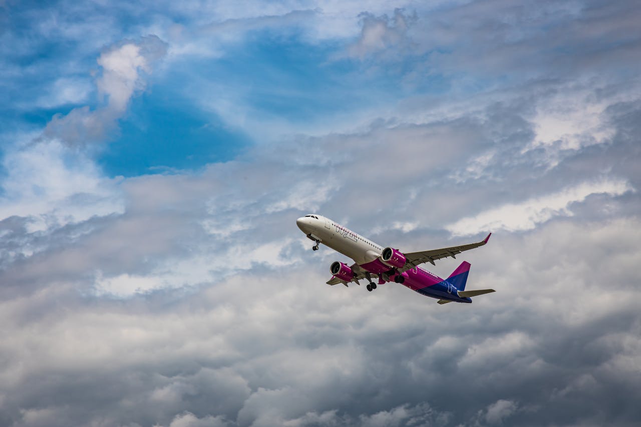 Avión en los cielos | Fuente: Pexels