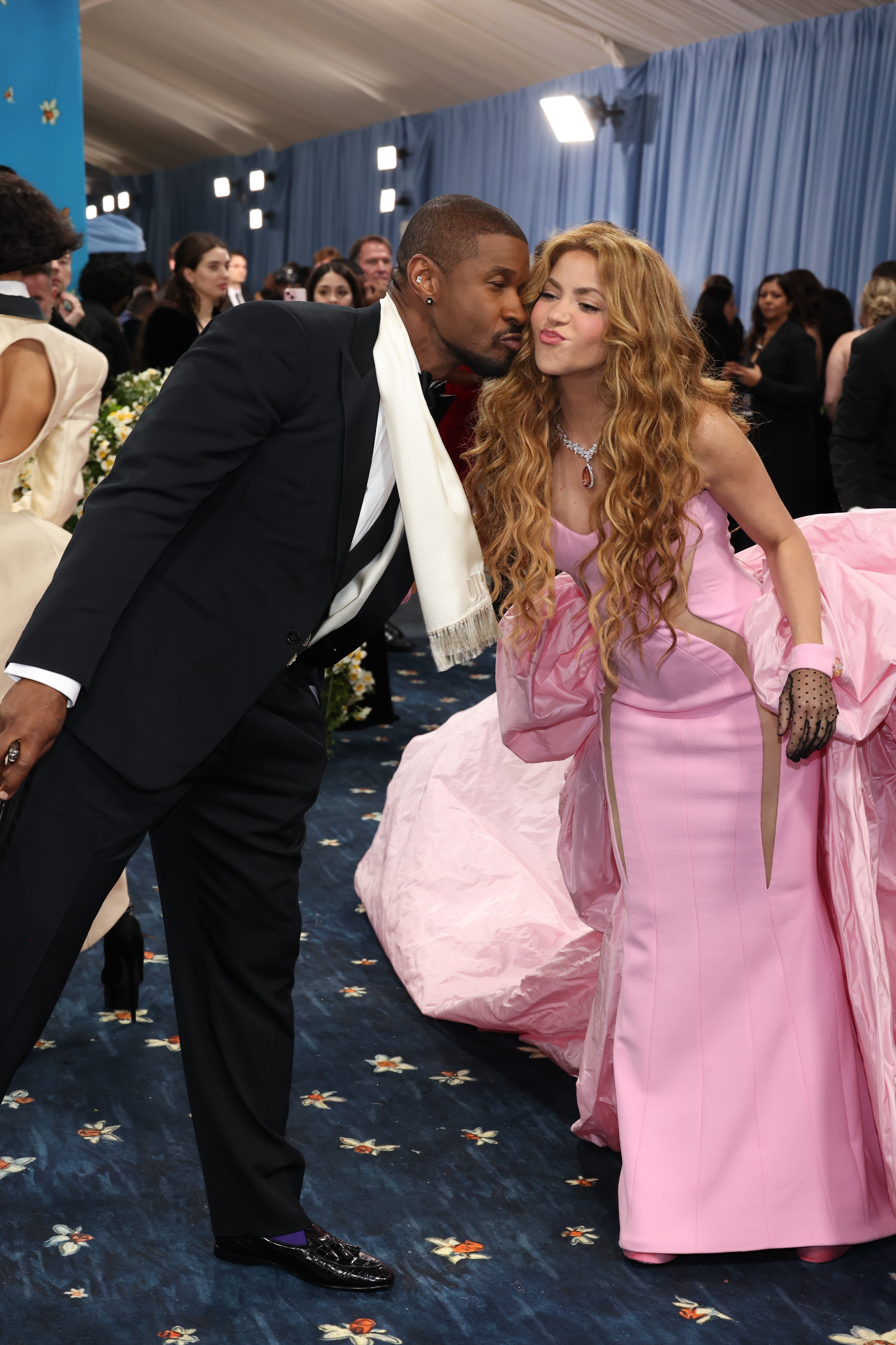 Usher y Shakira asisten a la Met Gala 2025 que celebra "Superfine: Tailoring Black Style" en el Museo Metropolitano de Arte el 05 de mayo 2025 en la ciudad de Nueva York. | Fuente: Getty Images
