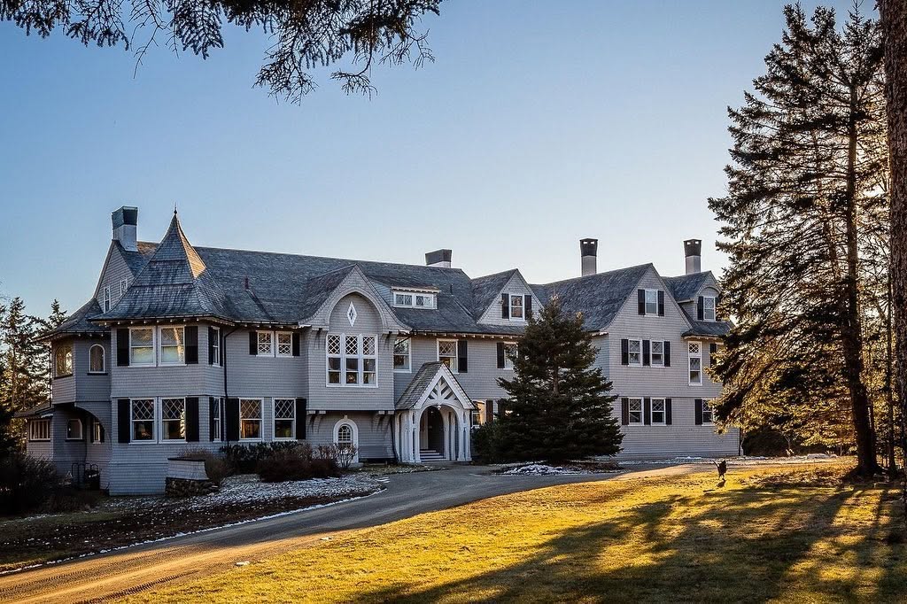Esta casa de estilo «shingle» de 1903 se encuentra rodeada de árboles centenarios en un terreno de más de 48 acres frente al mar, en la isla de Islesboro, en Maine. | Fuente: Facebook/LegacySIR