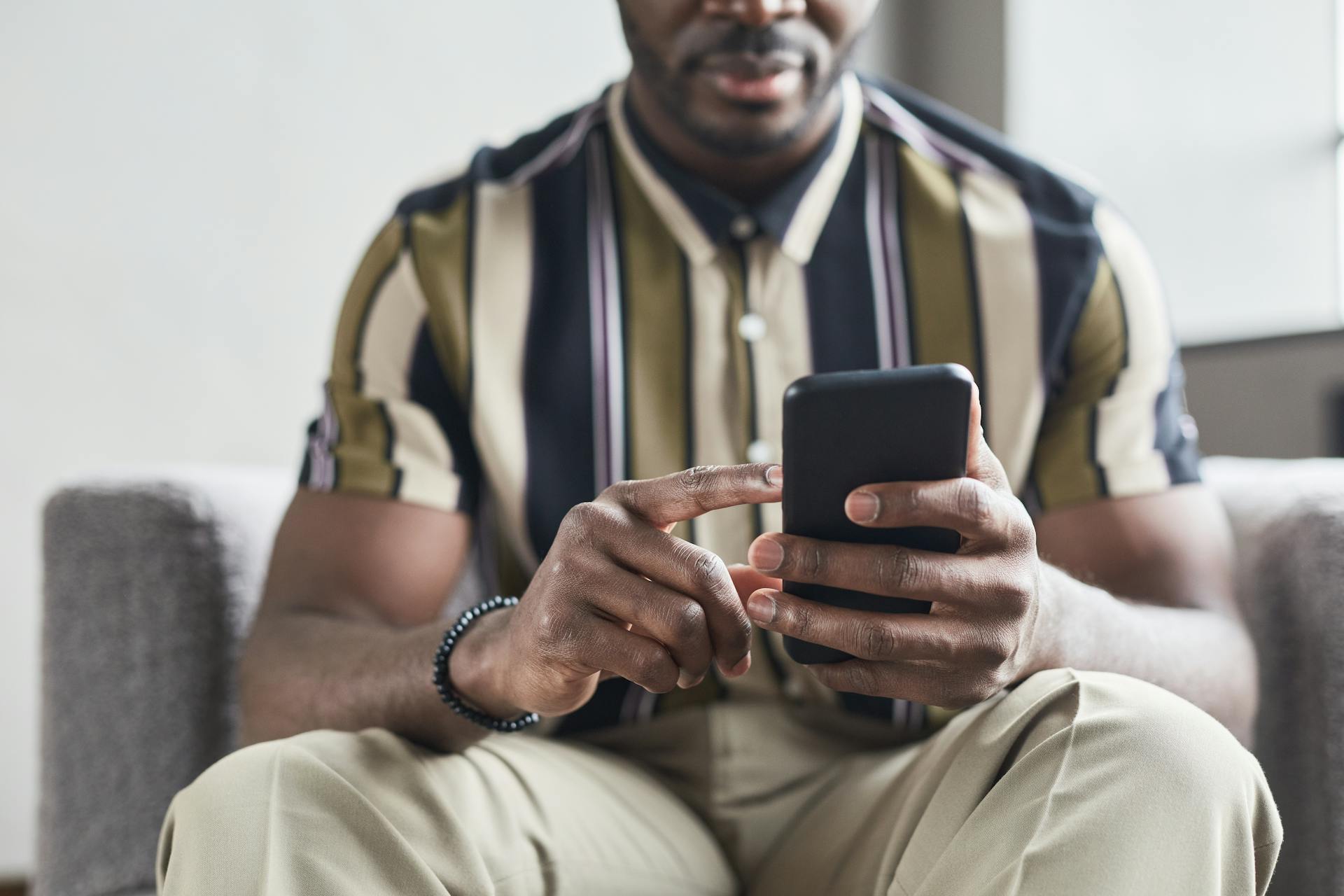 Un hombre usando su teléfono | Fuente: Pexels