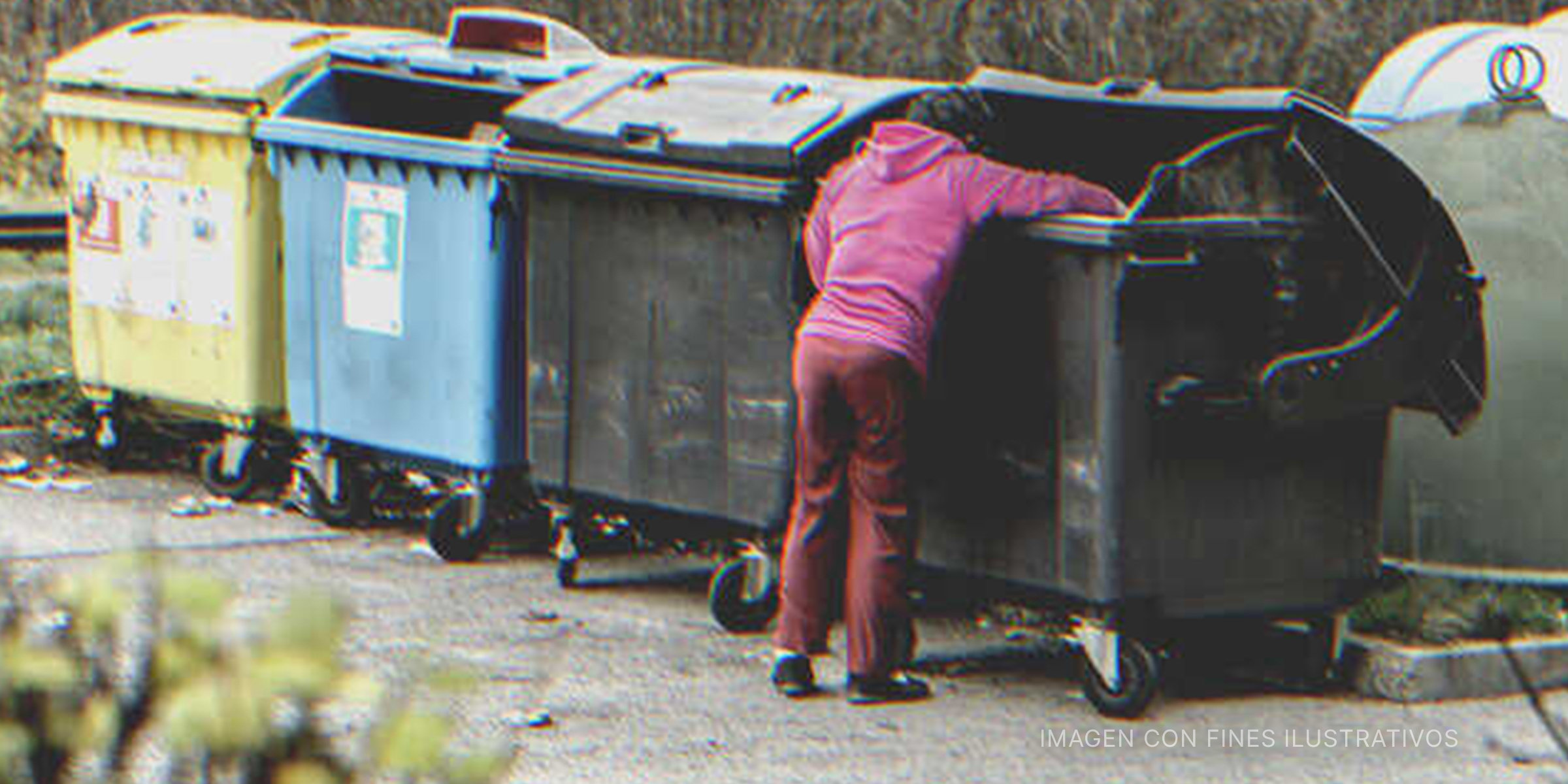 Mujer revisando la basura | Fuente: Shutterstock