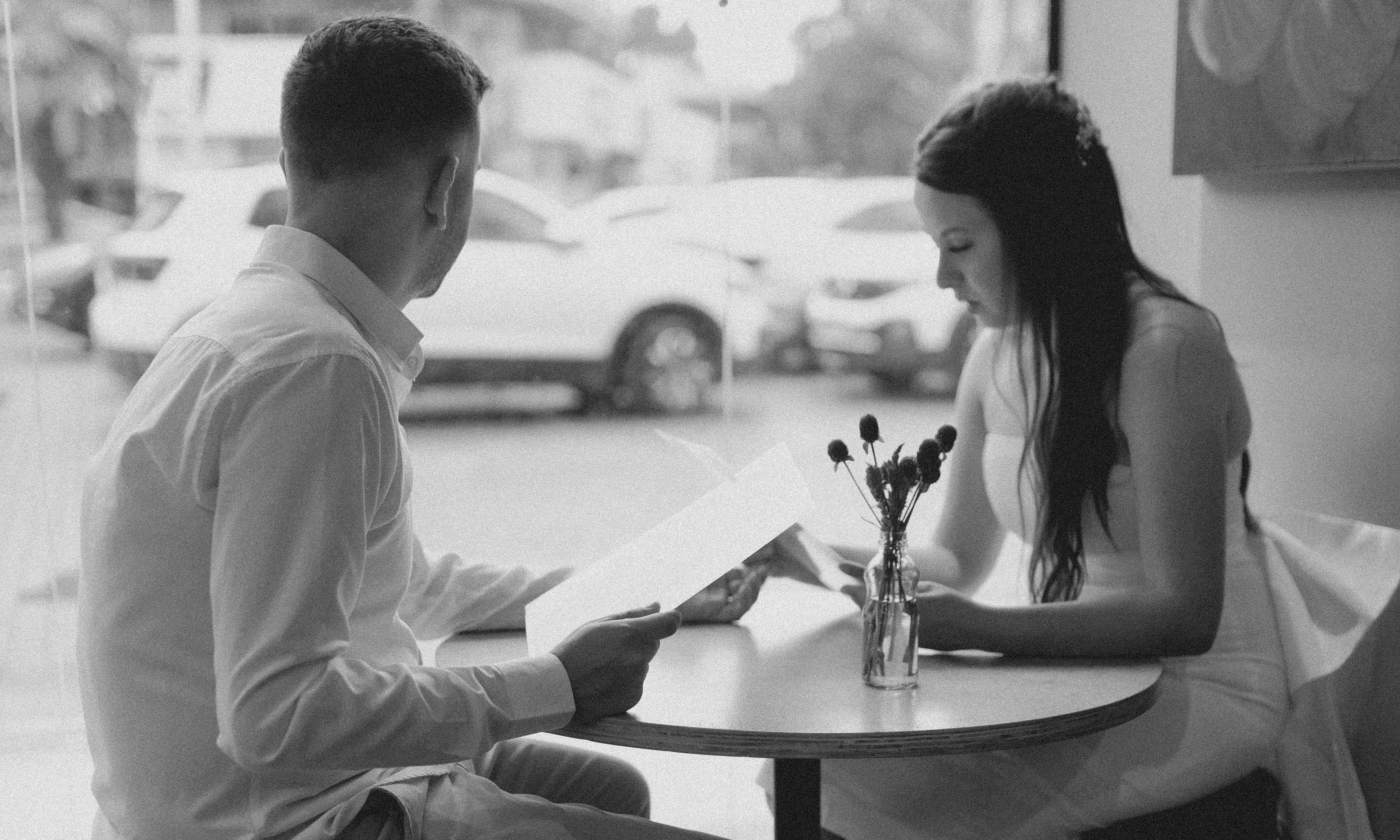 Un hombre y una mujer reunidos en un café | Fuente: Pexels
