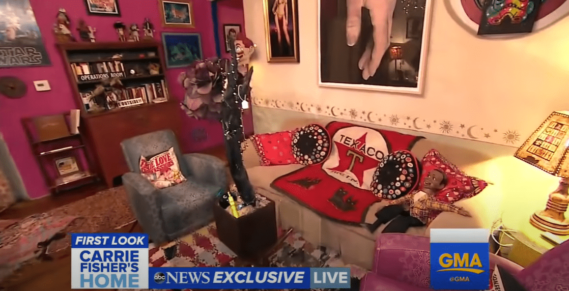 El interior de la singular casa de Carrie Fisher. | Fuente: youtube.com/Good Morning America
