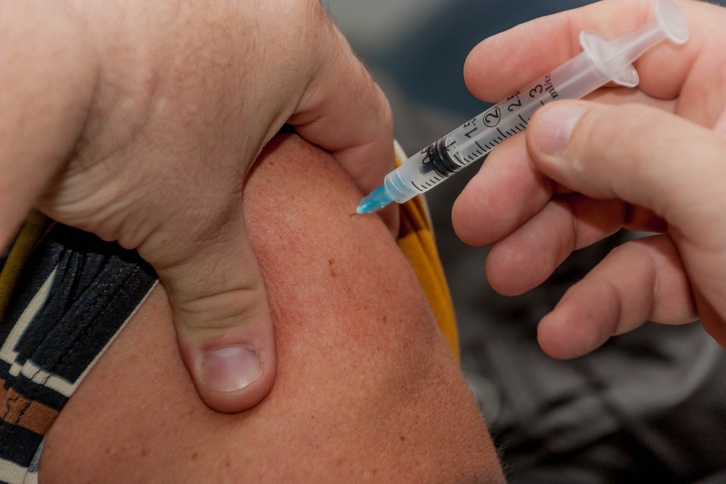 Paciente siendo vacunado. | Foto: PxHere