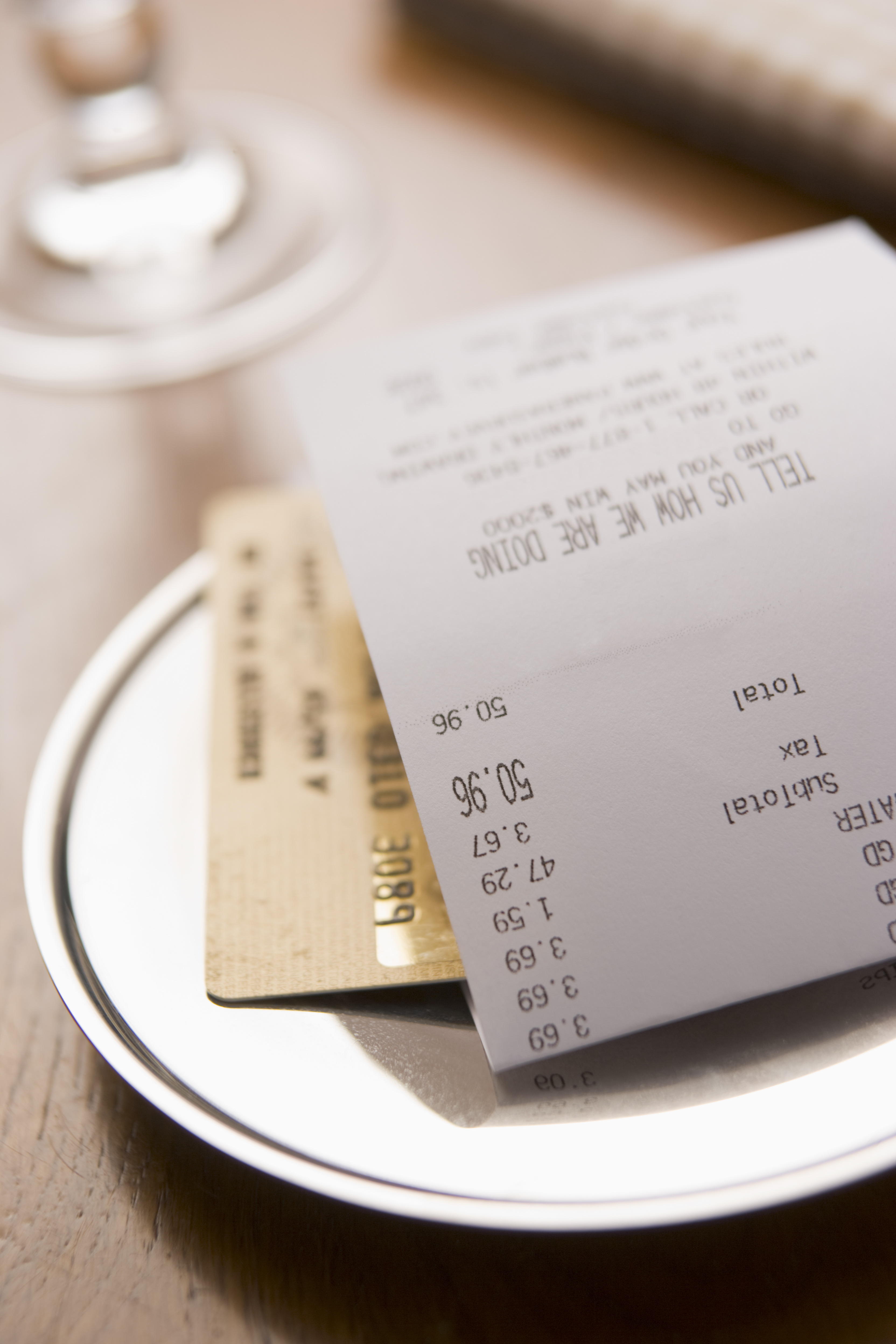 La cuenta de un restaurante y una tarjeta de crédito | Foto: Shutterstock