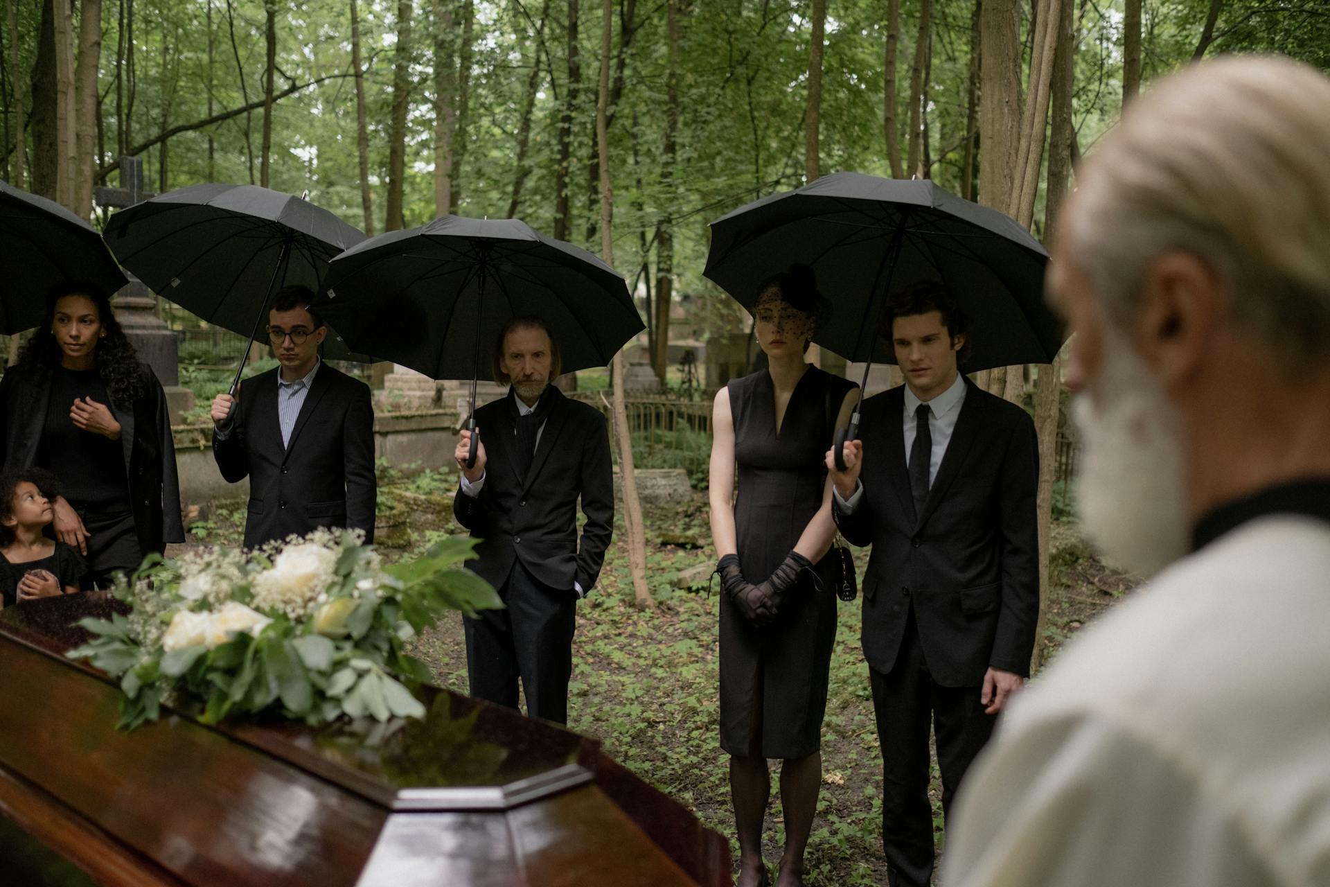 Asistentes a un funeral | Fuente: Pexels