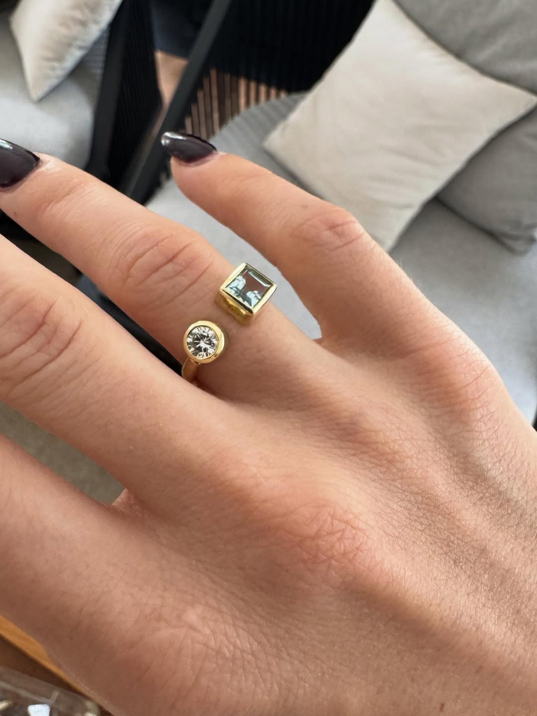 Lali Espósito mostrando su anillo de compromiso | Fuente: Instagram/lali