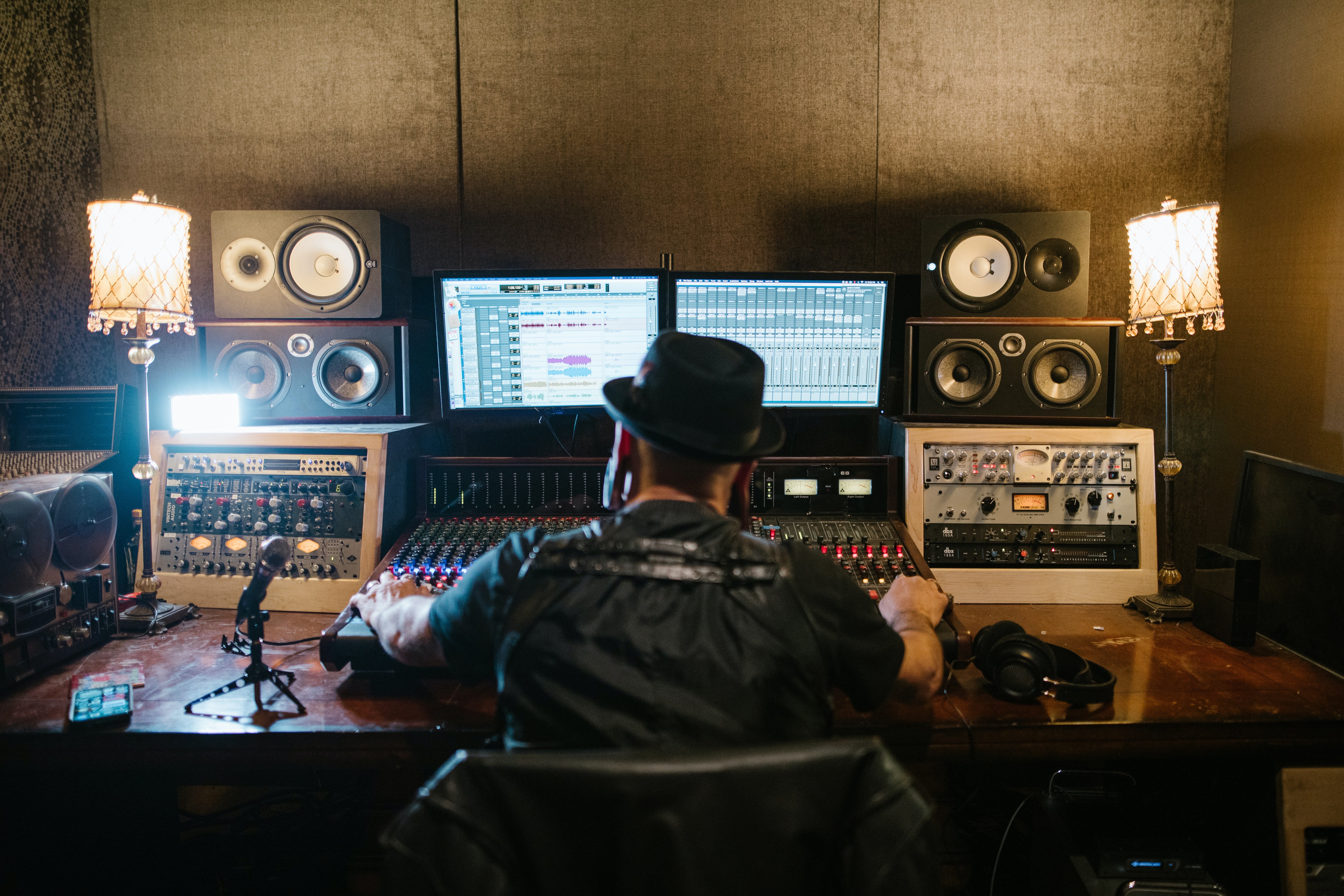 Productor musical manejando una consola de sonido. | Foto: Pexels