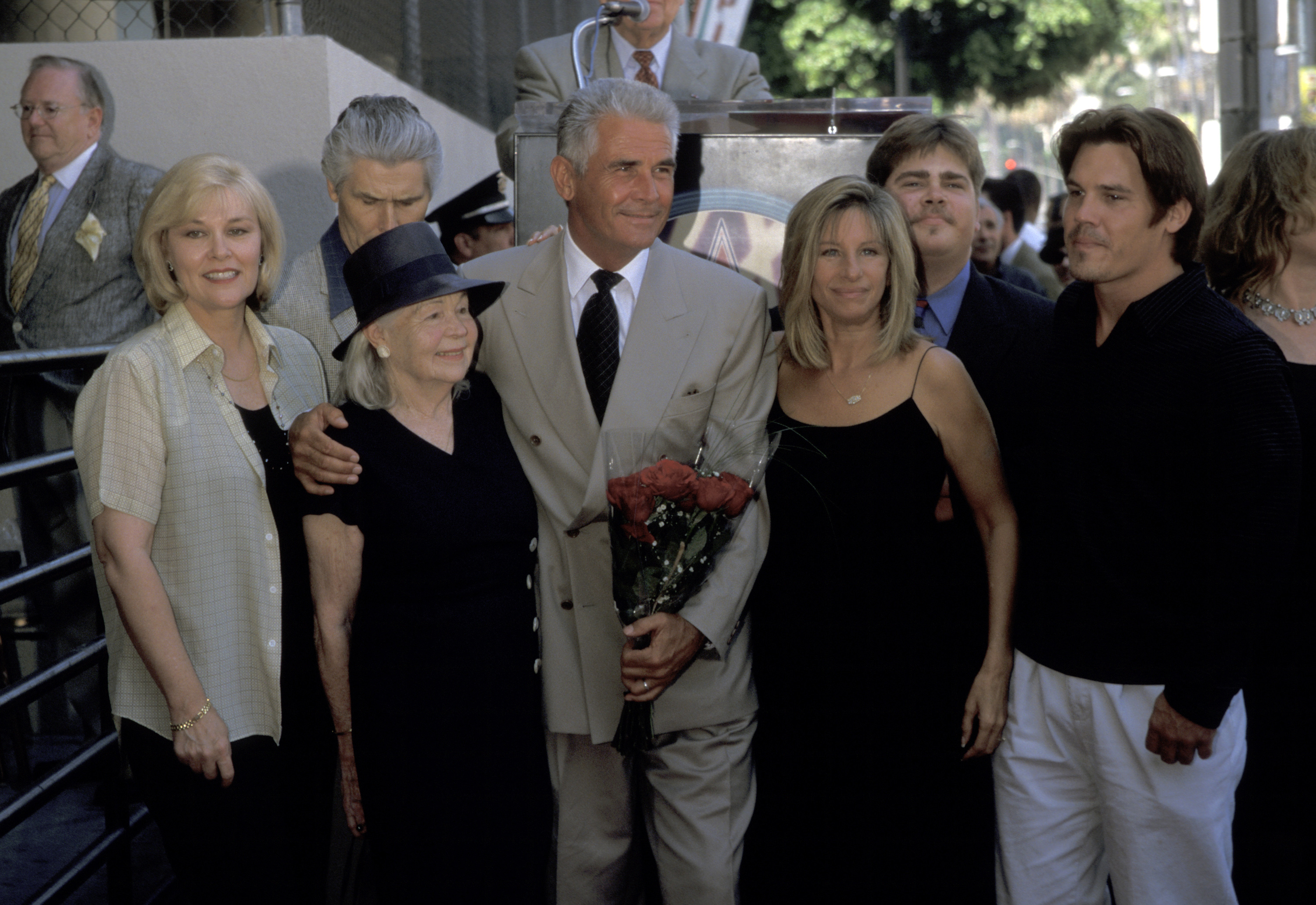 James Brolin, Barbra Streisand, Josh Brolin y familia fotografiados durante el homenaje a James Brolin con una estrella en el Paseo de la Fama de Hollywood el 27 de agosto de 1998 | Fuente: Getty Images