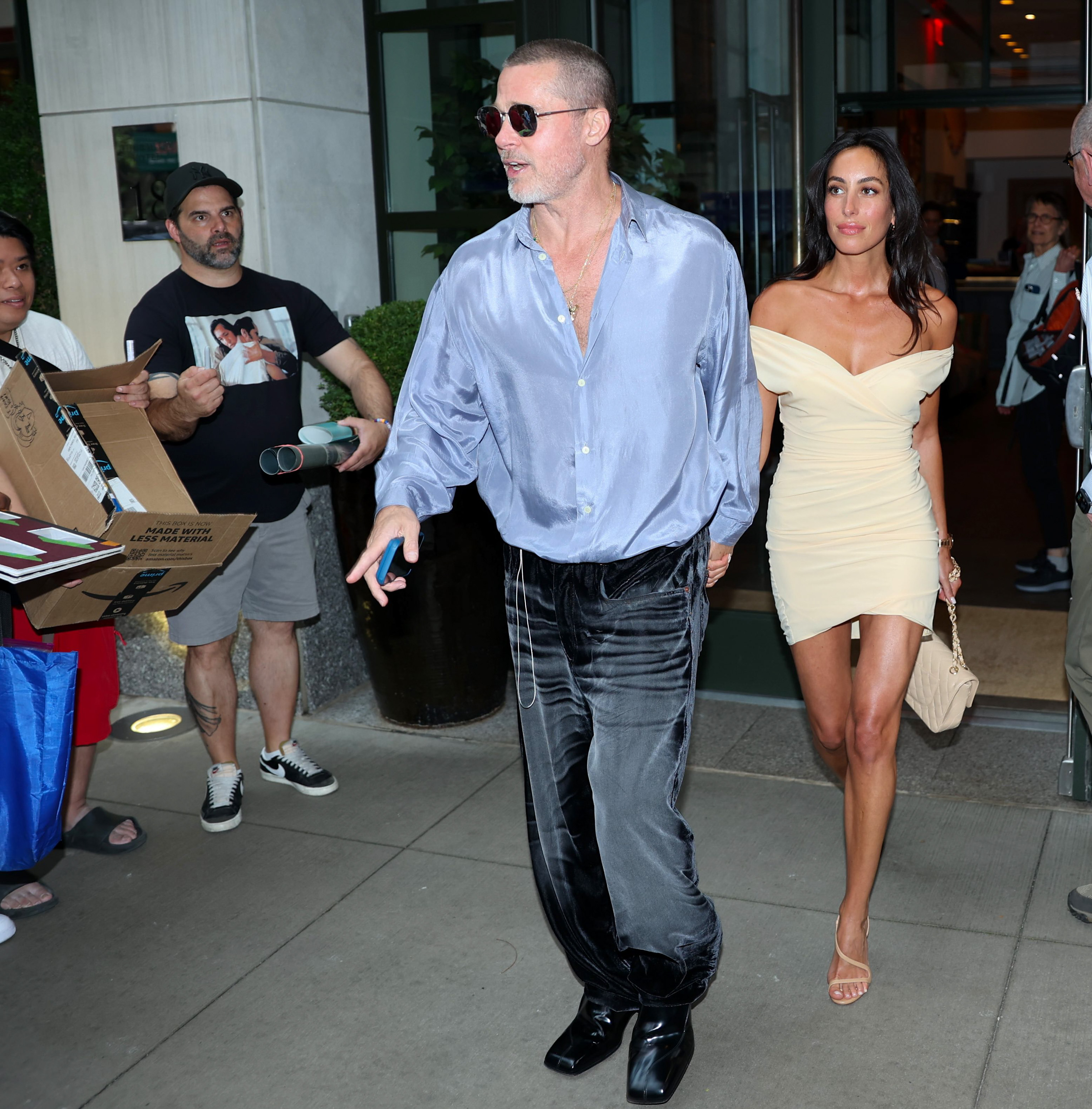 De Ramon llevaba un minivestido ajustado de color crema con hombros al aire durante una salida en Nueva York con Pitt, que llevaba una camisa azul, pantalones oscuros y gafas de sol. La pareja fue fotografiada junta durante la salida.