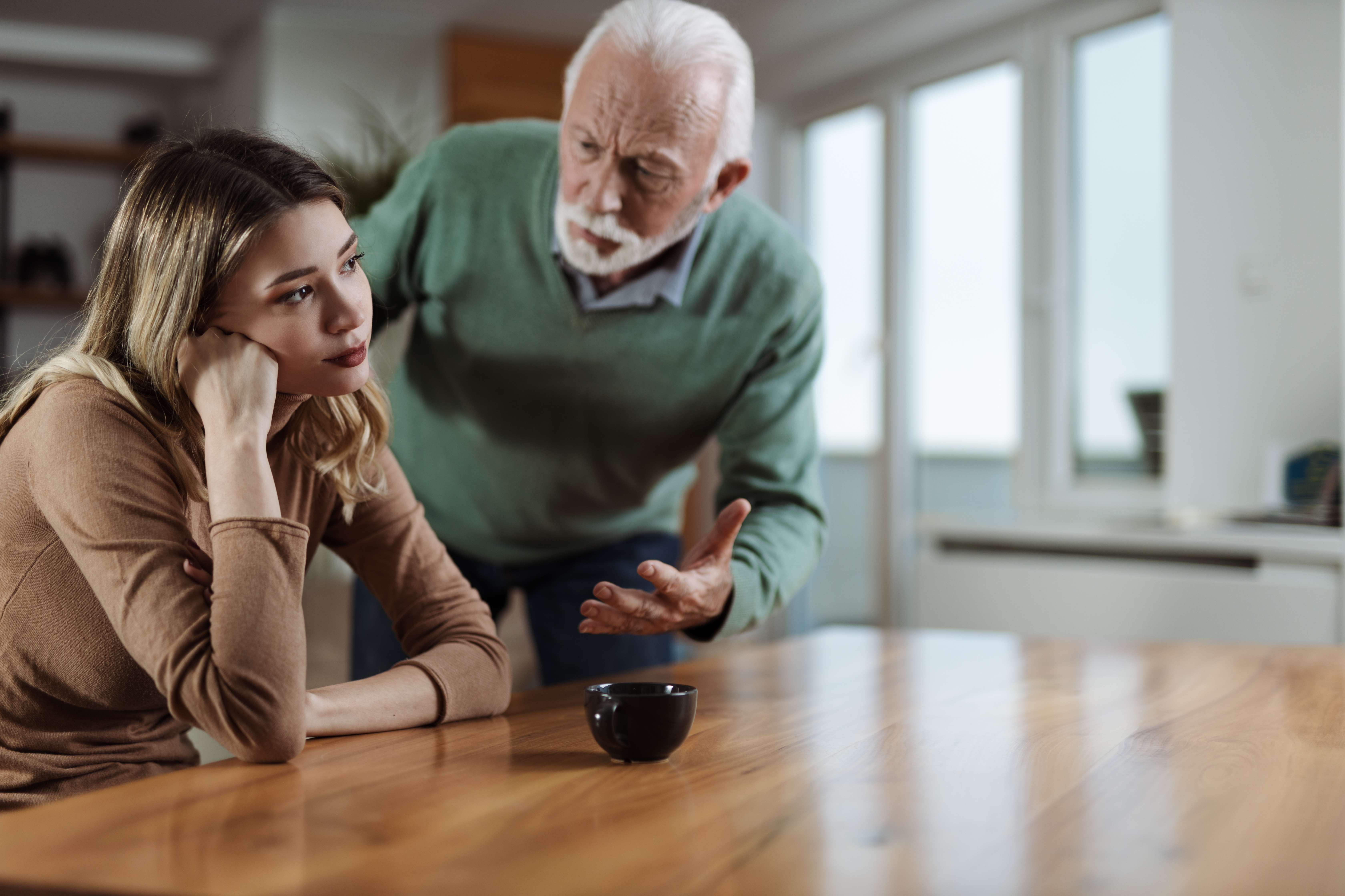 Padre e hija manteniendo una conversación | Fuente: Shutterstock