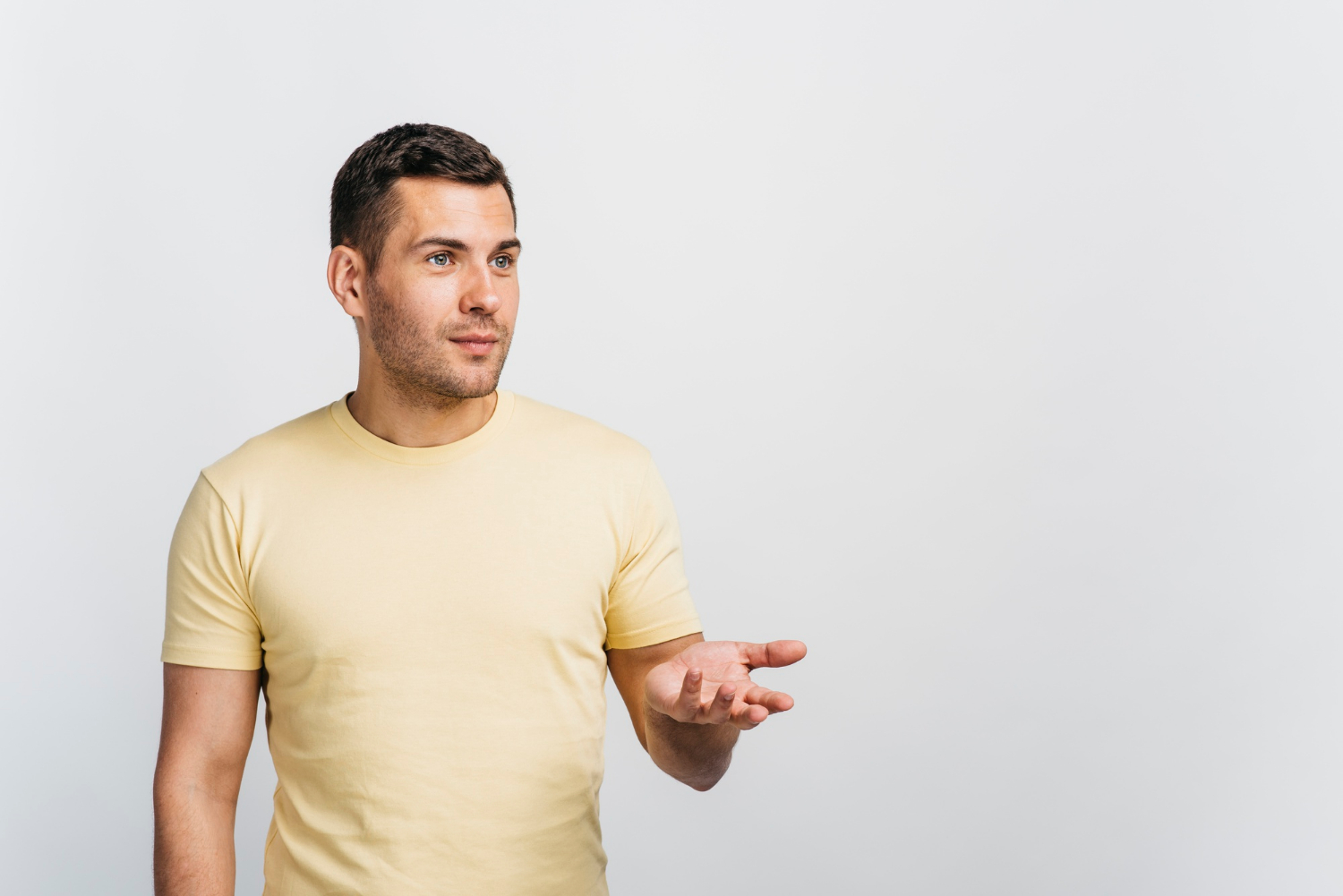 Un hombre manteniendo una conversación informal | Fuente: Freepik