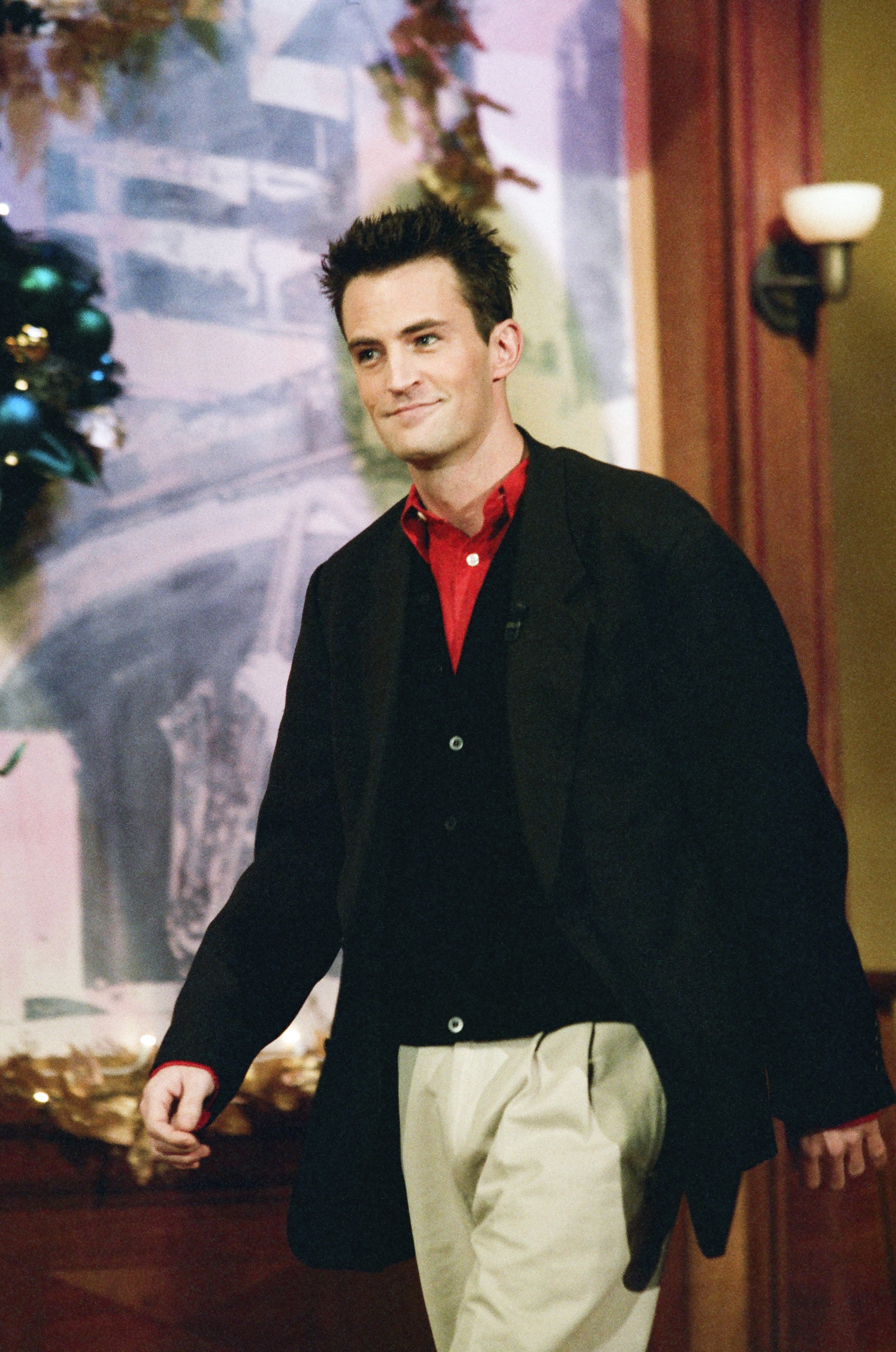 Matthew Perry durante una aparición en "The Tonight Show with Jay Leno" el 18 de diciembre de 1996 | Foto: Getty Images