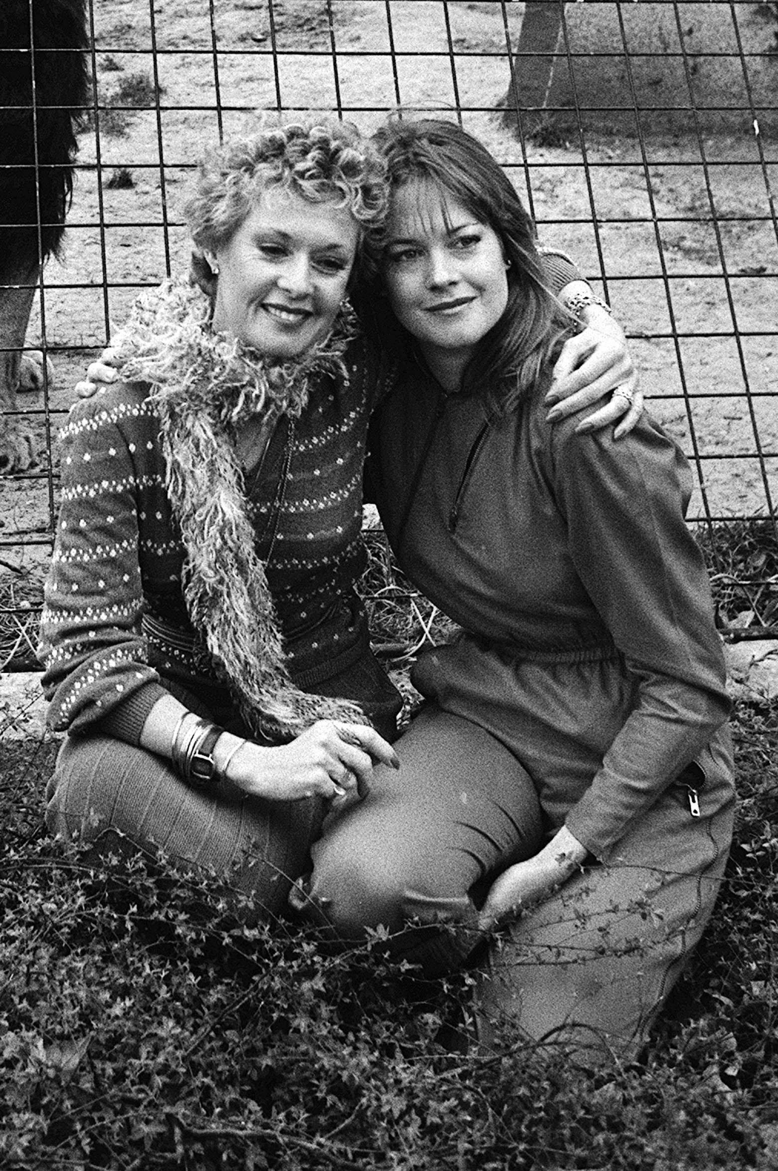 Tippi Hedron y Melanie Griffith en el zoo de Londres el 29 de marzo de 1982, en Inglaterra | Fuente: Getty Images