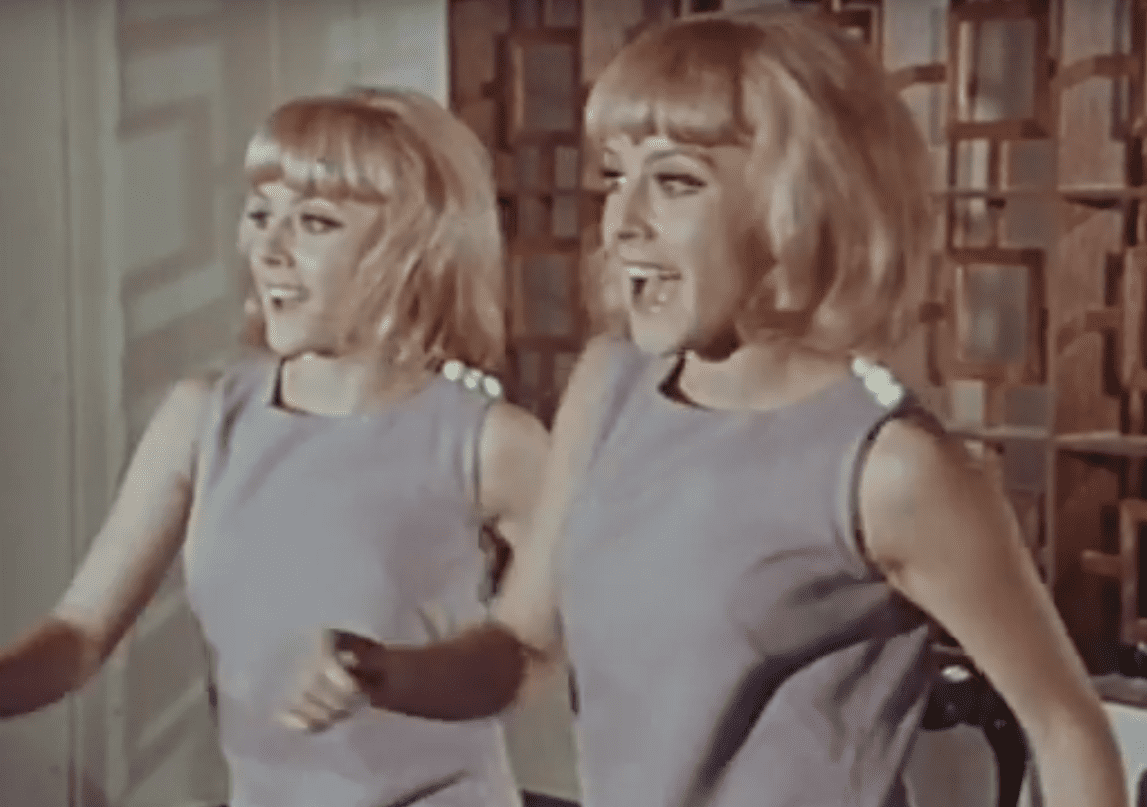 Pili y Mili, bailando en la película ‘Dos gemelas estupendas’, en 1968. │Foto: YouTube/MERCURY FILMS