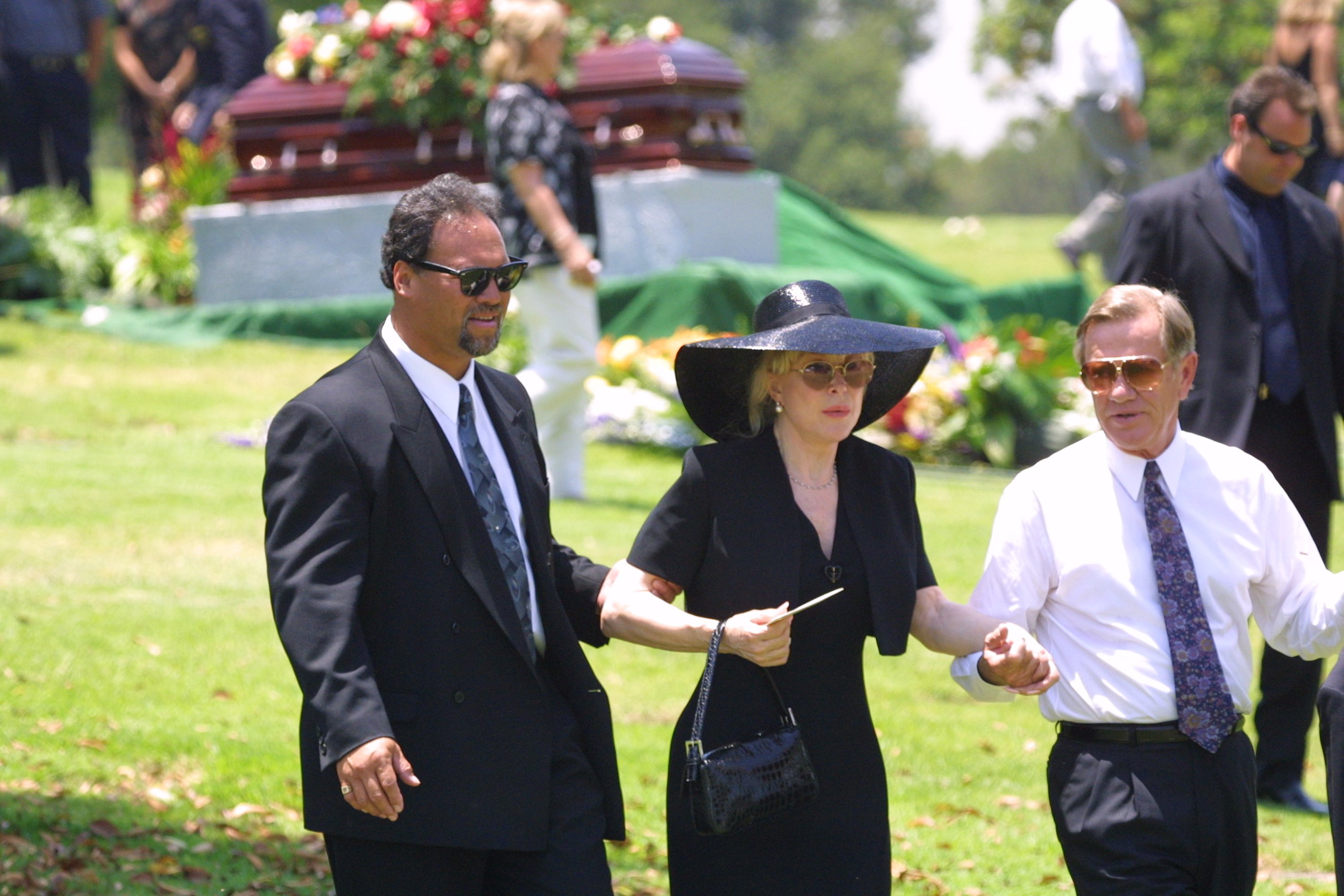 Una amiga, Barbara Eden, y Jon Eicholtz tras el funeral por el hijo de Barbara, Matthew Ansara, en Hollywood, California, el 2 de julio de 2001. | Fuente: Getty Images