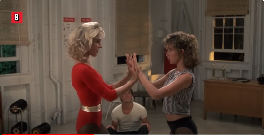 Cynthia Rhodes y otros actores en una escena de "Dirty Dancing". | Fuente: YouTube/BoxofficeMoviesScenes