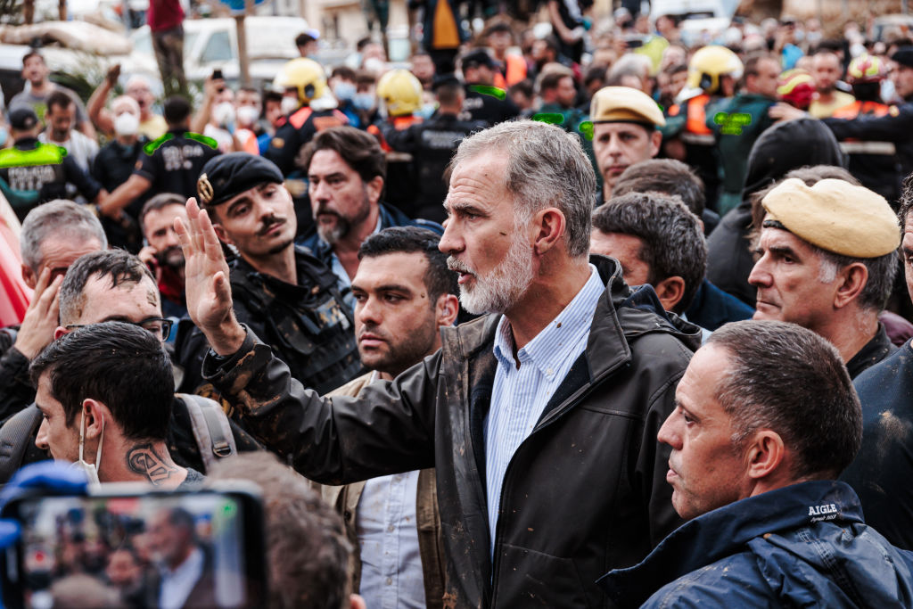 Rey Felipe VI cubierto de barro en Paiporta. | Foto: Getty Images