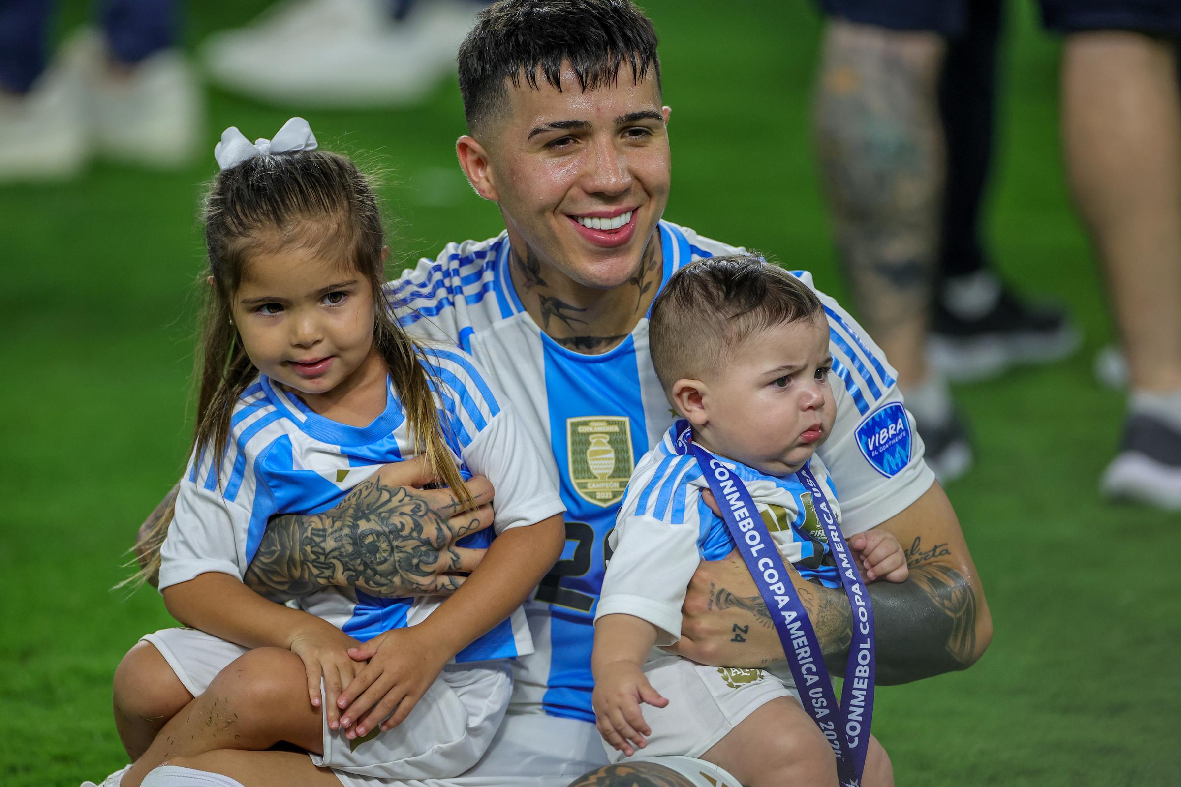 El centrocampista argentino Enzo Fernández (24) sostiene a dos niños pequeños al finalizar la final de la Copa América 2024 entre Argentina y Colombia en el Hard Rock Stadium el 14 de julio de 2024 en Miami Gardens, Florida. | Fuente: Getty Images