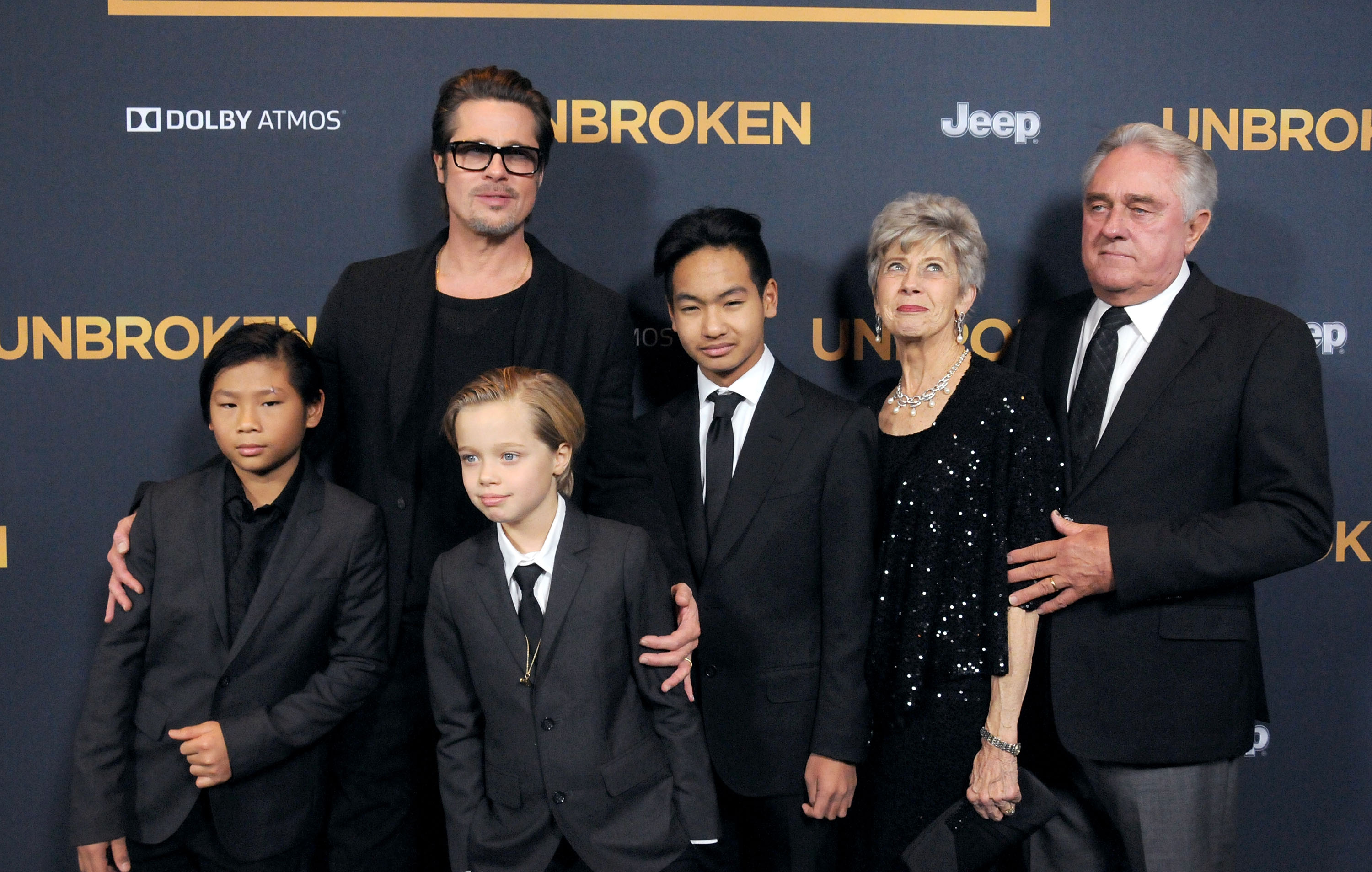 Pax Thien Jolie-Pitt, Shiloh Nouve Jolie-Pitt, Brad Pitt, Maddox Jolie-Pitt, Jane Pitt y William Pitt asisten al estreno de "Unbroken" el 15 de diciembre de 2014 en Hollywood, California | Fuente: Getty Images