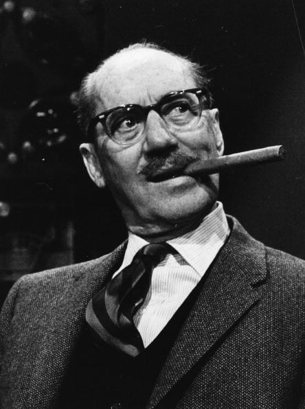 Groucho Marx, anteriormente Julius Henry Marx (1895 - 1977), parte del equipo de comedia The Marx Brothers, en Londres. | Fuente: Getty Images