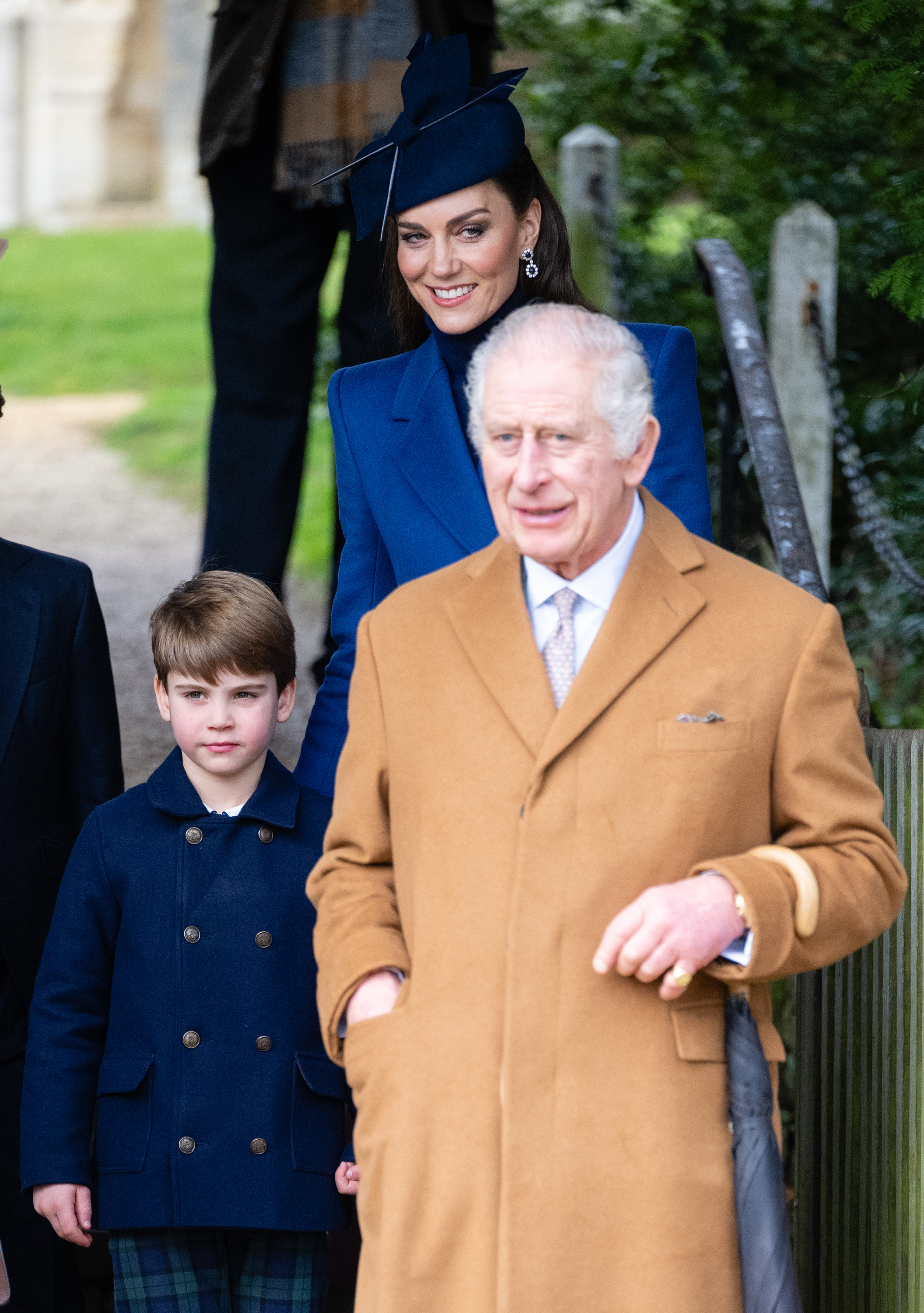 El Príncipe Louis de Gales, Catherine, Princesa de Gales y el Rey Charles III en el servicio de la mañana de Navidad el 25 de diciembre de 2023 en Sandringham, Norfolk | Foto: Getty Images