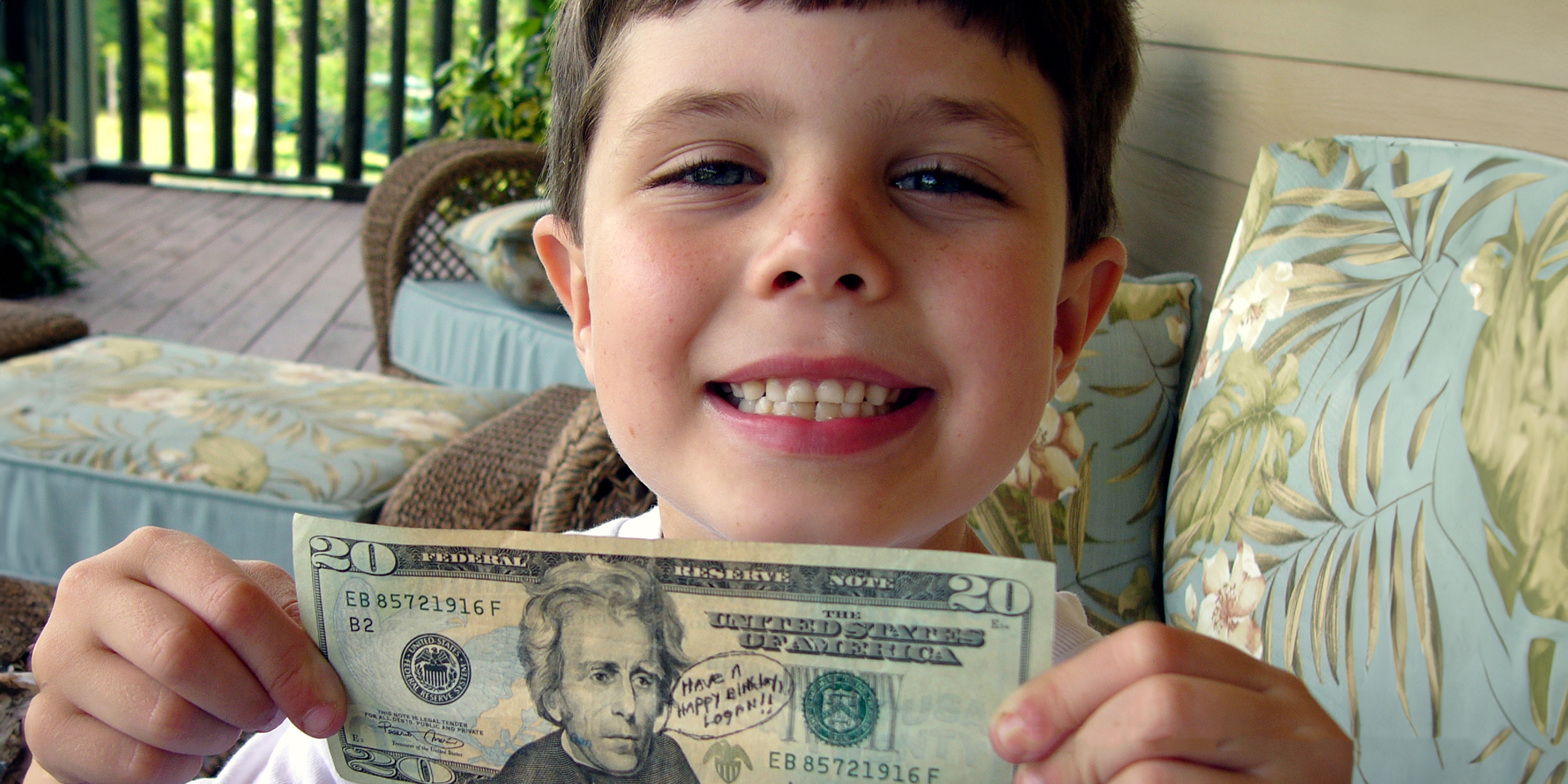 Niño con dinero en la mano | Fuente: Flickr.com/Kathleen Tyler Conklin (CC BY 2.0)