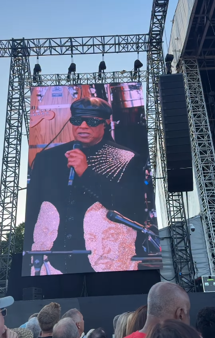 Stevie Wonder visto en la pantalla de un concierto hablando de los rumores sobre su vista durante la parada de su gira en Cardiff, Gales, el 10 de julio de 2025 | Fuente: Instagram/cardifflife.wales