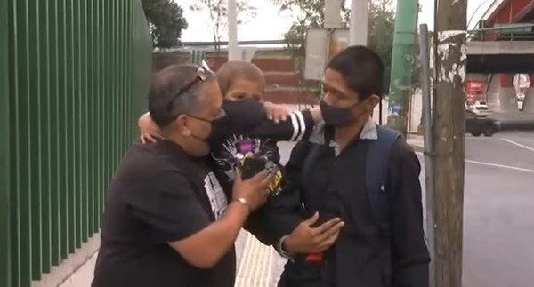 Luis, su hijo y el taxista de buen corazón. | Foto: Youtube/Telediario Monterrey 