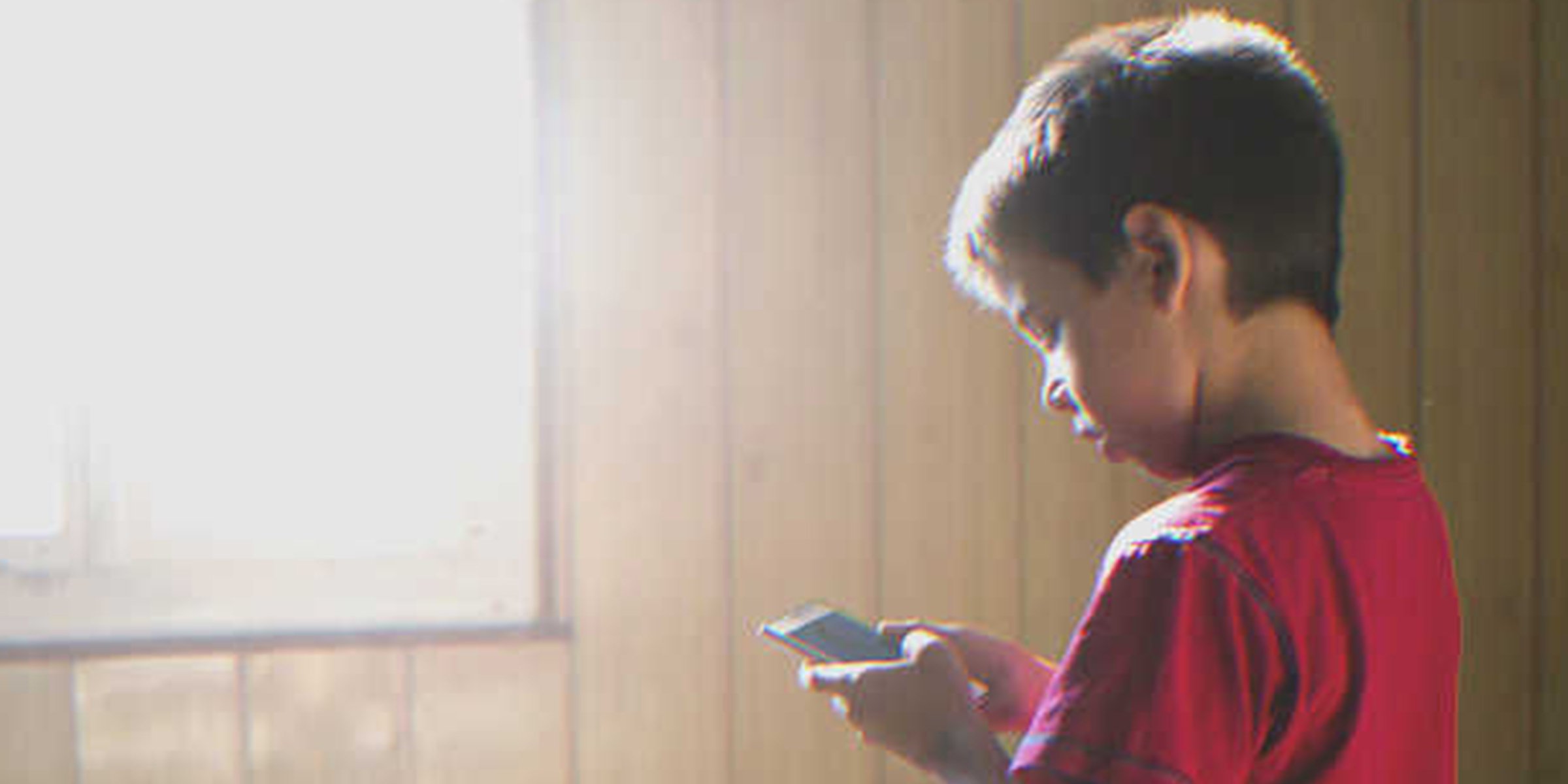 Niño usando un celular | Foto: Shutterstock