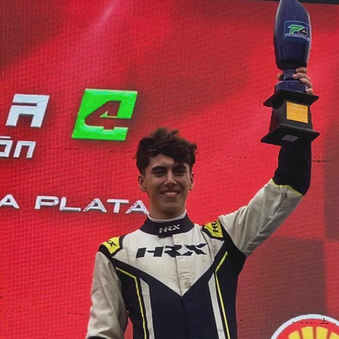 Malek El Bacha, hijo de Karina Mazzocco, hizo podio en la primera carrera en fórmula 4 nueva generación en abril de 2024 | Fuente: Instagram/karinamazzocco