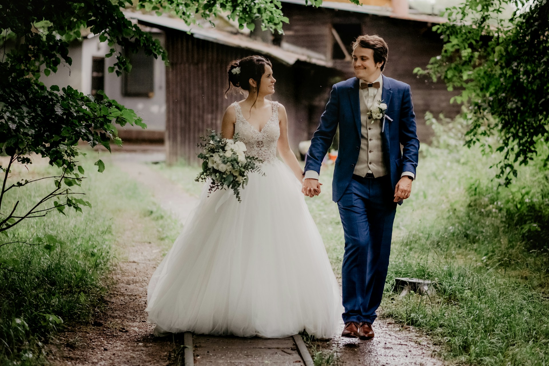 Una pareja de recién casados encantada | Fuente: Unsplash