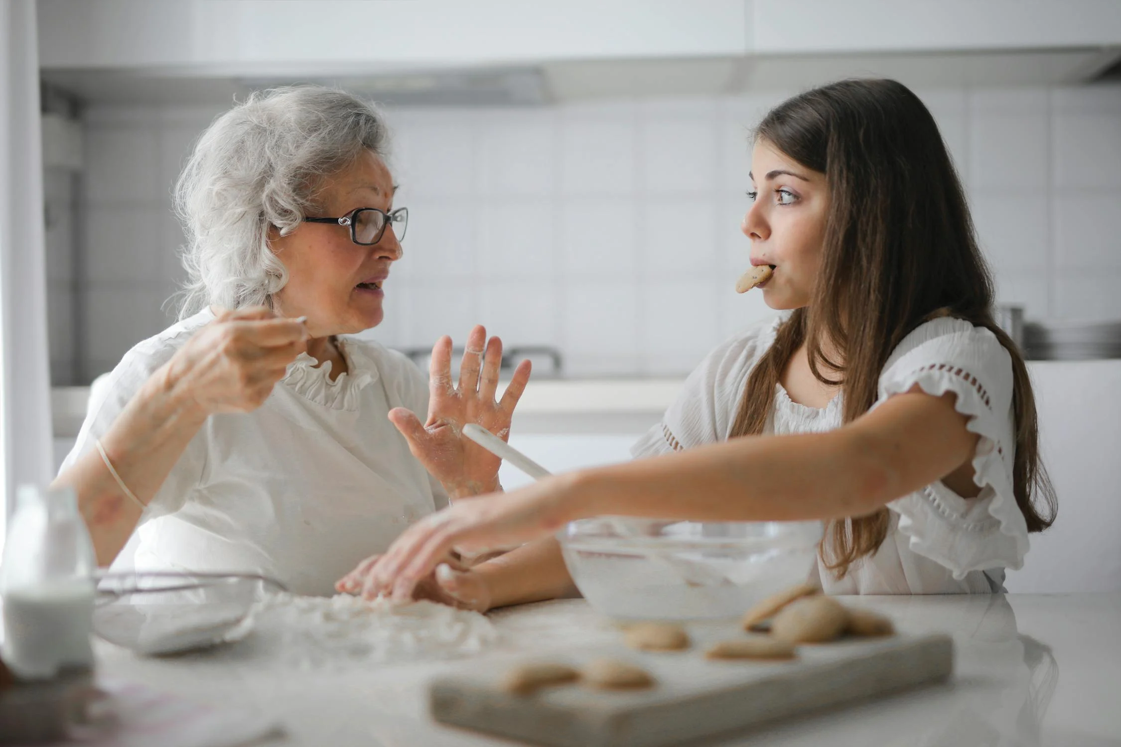 Abuela cocinando con su hija | Fuente: Pexels