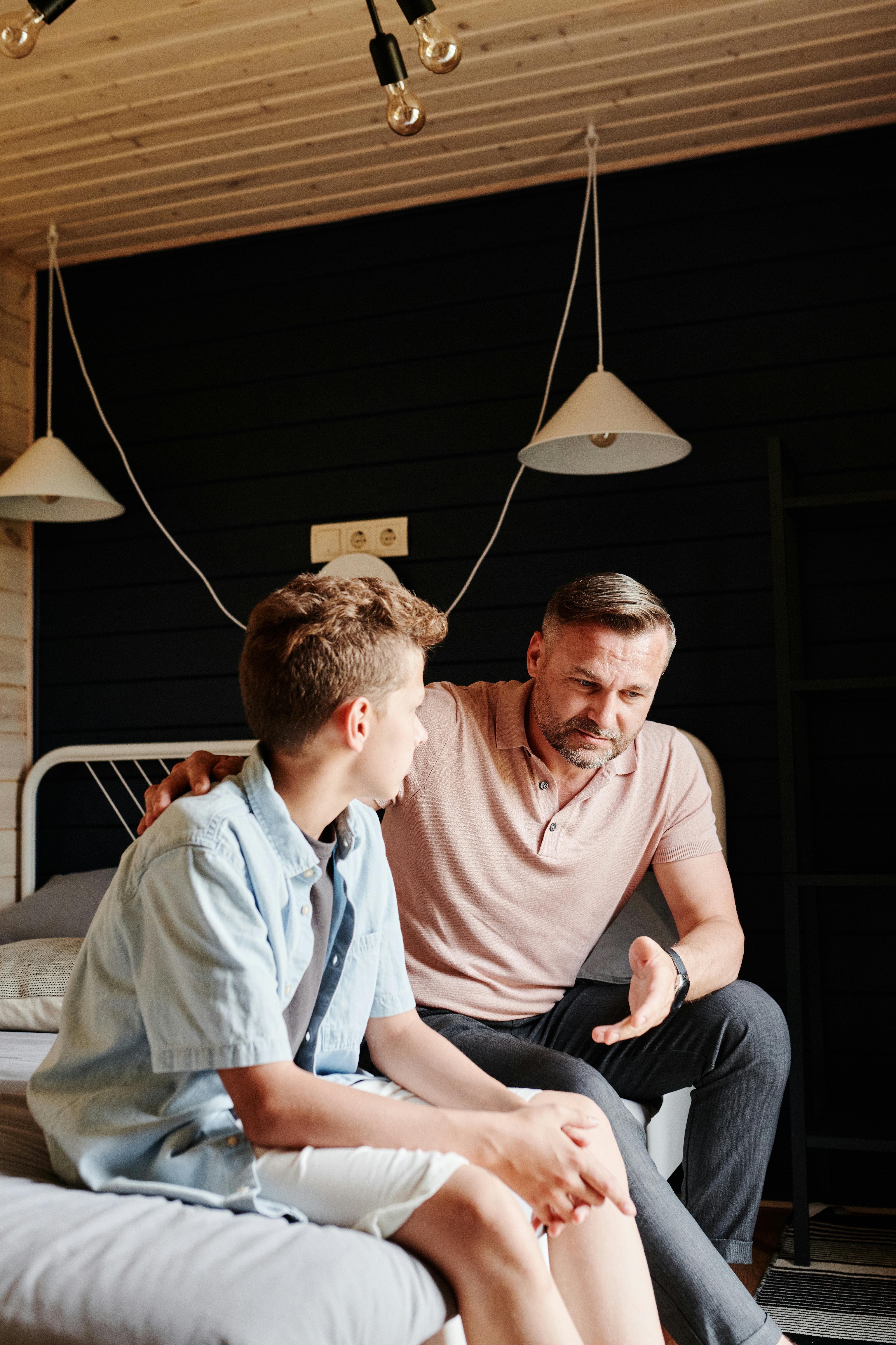 Un padre hablando con su hijo | Fuente: Pexels