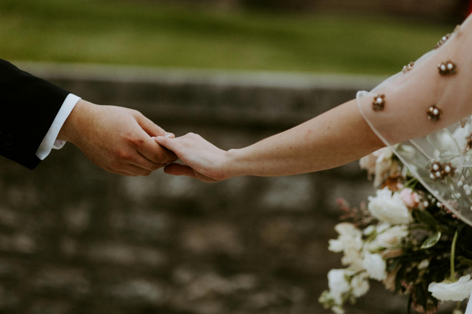 Una coppia che si tiene per mano | Fonte: Pexels