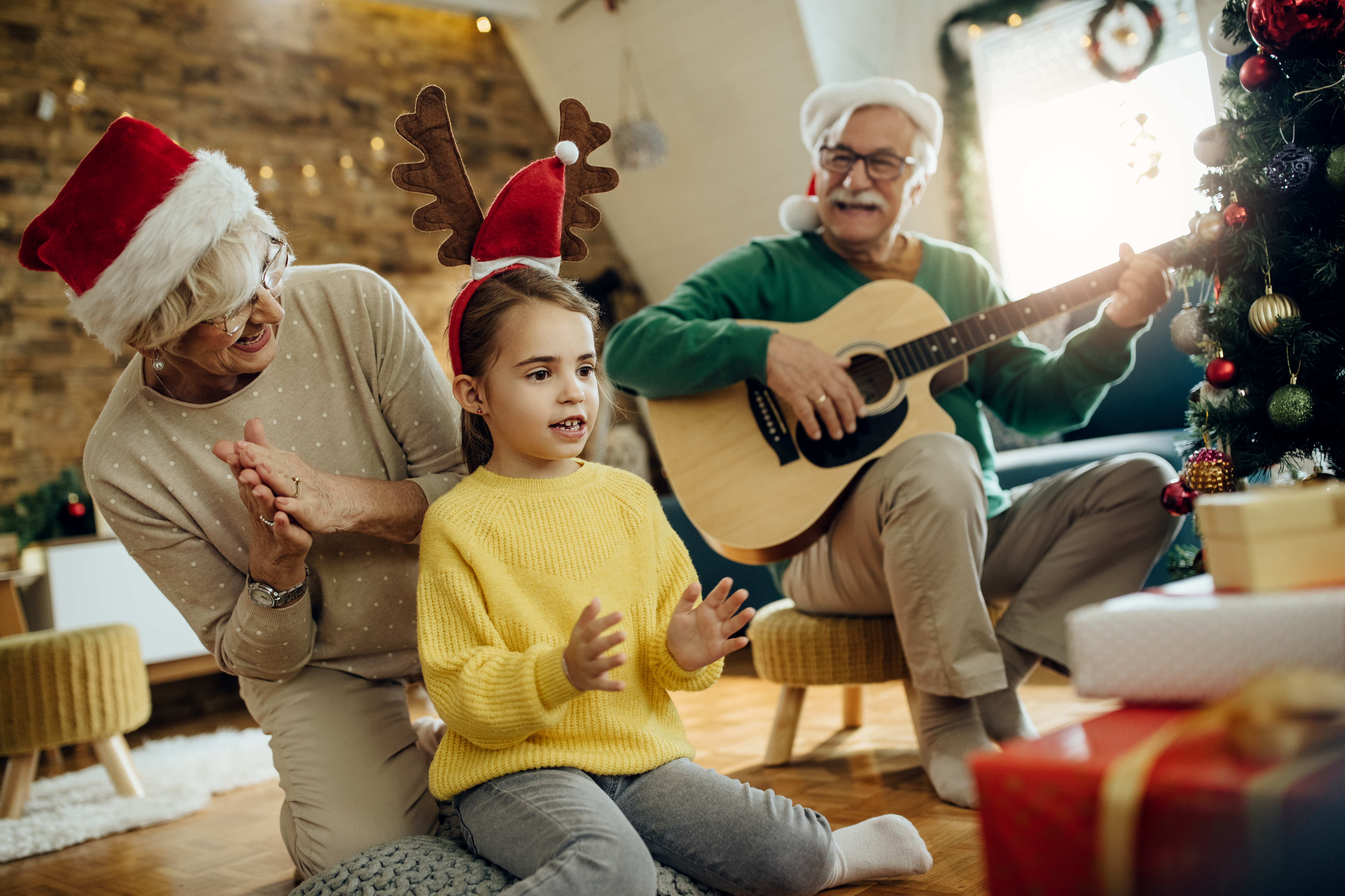 Niña con sus abuelos | Foto: Shutterstock