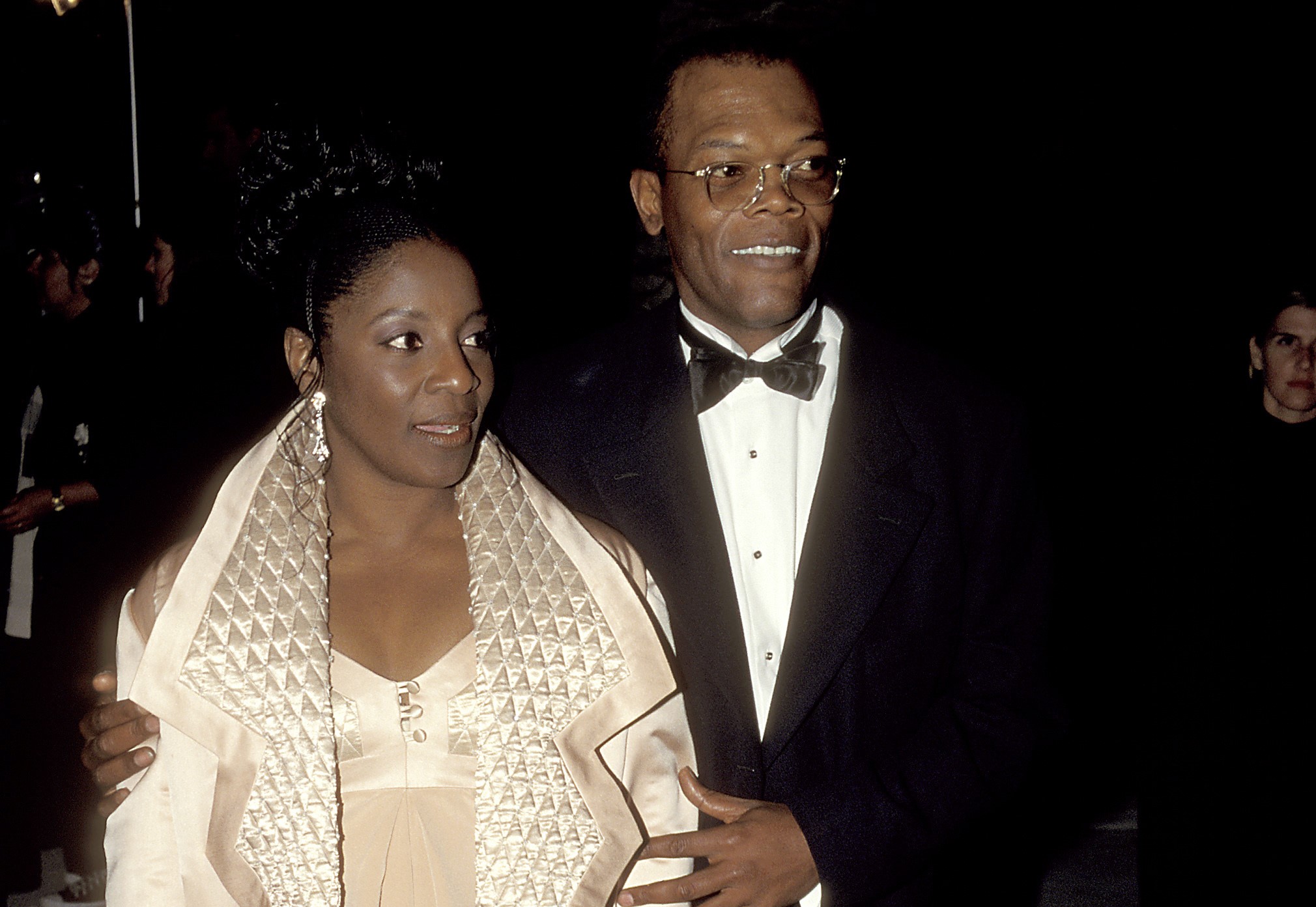 LaTanya Richardson y Samuel L. Jackson durante la fiesta de los Oscar de Vanity Fair de 1995 en West Hollywood, California | Fuente:  Getty Images