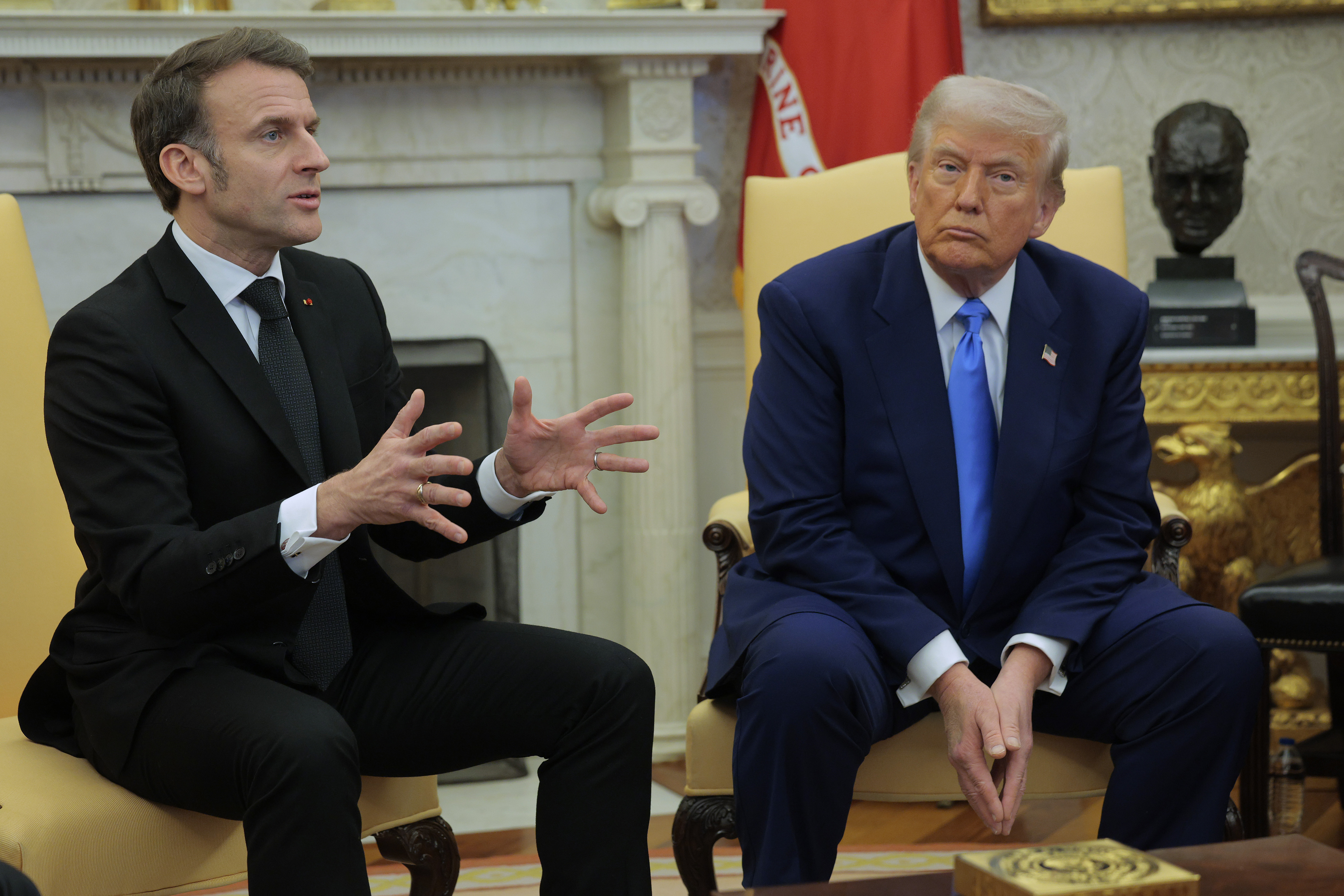 Donald Trump escucha mientras Emmanuel Macron responde a la pregunta de un periodista en el Despacho Oval de la Casa Blanca en Washington, DC, el 24 de febrero de 2025 | Fuente: Getty Images