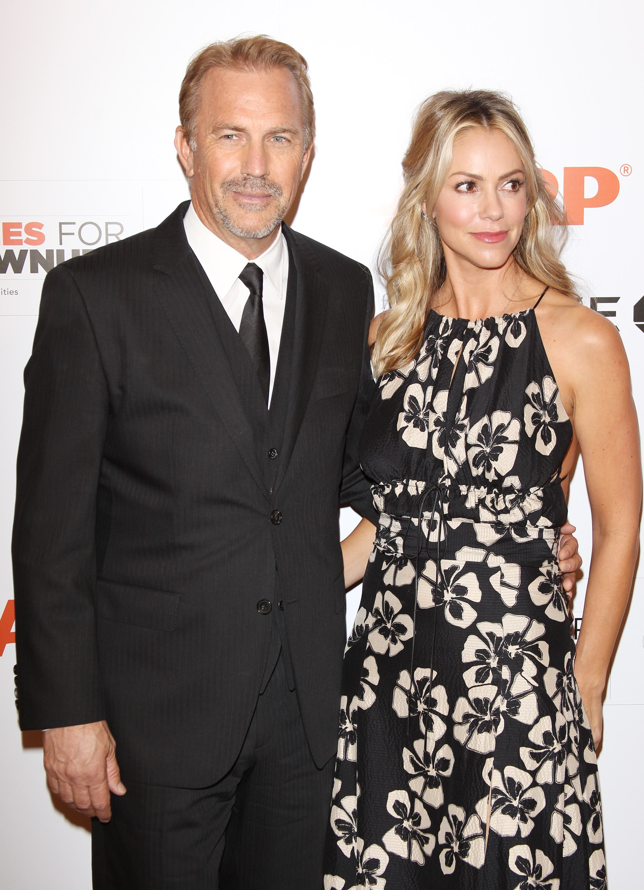 Kevin Costner, y Christine Baumgartner en la 14ª gala anual de los premios AARP "Movies For Grownups" en Beverly Hills, 2015. | Foto: Getty Images