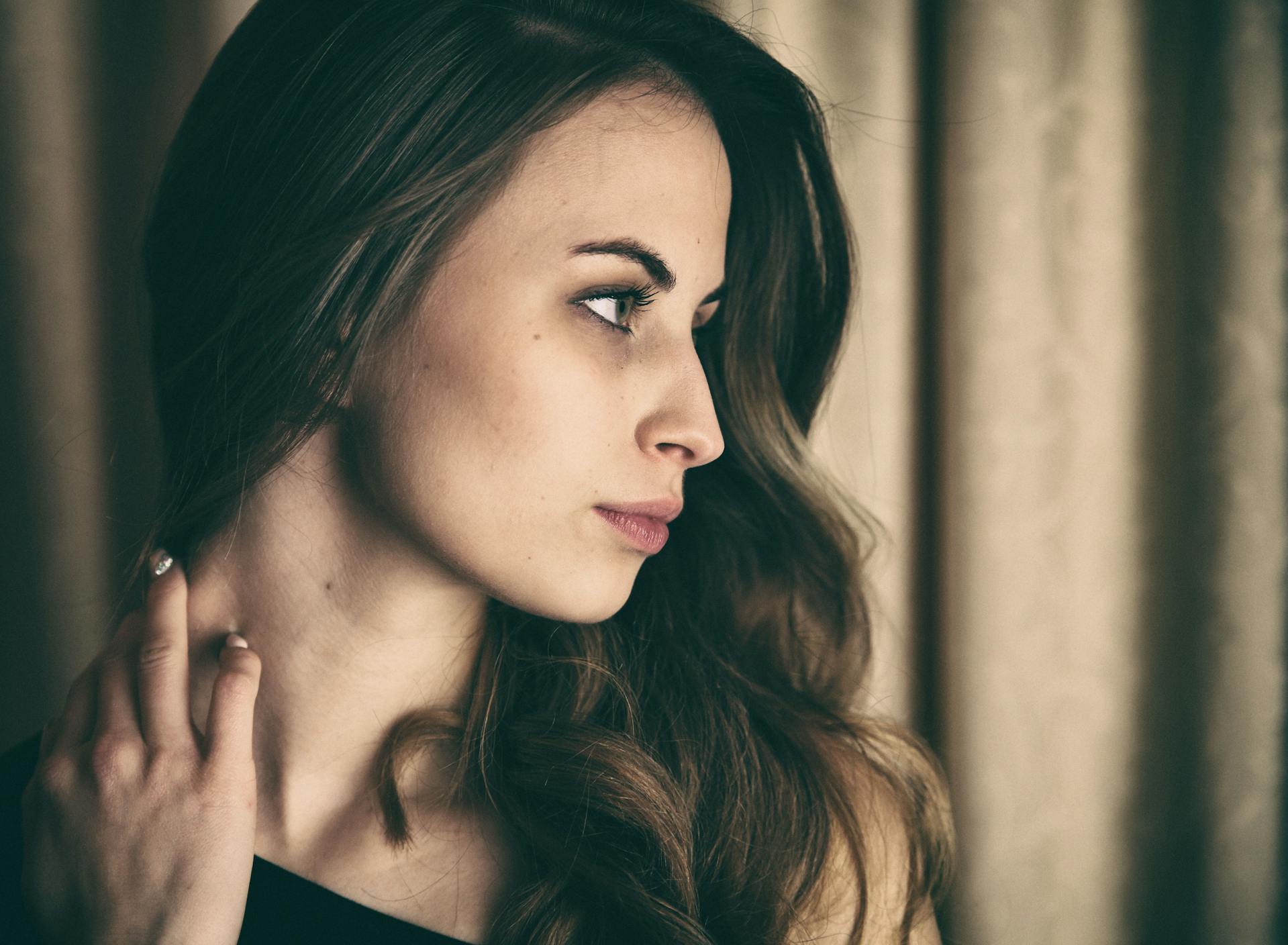 Una mujer mirando fríamente a alguien | Fuente: Pexels