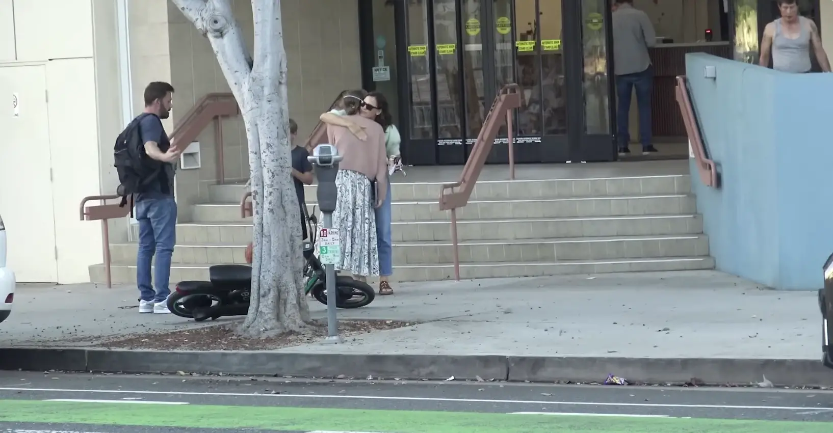 Ben Affleck y Jennifer Garner vistos en Santa Monica Family YMCA el 21 de octubre de 2023 en Santa Monica, California | Foto: YouTube.com/X17onlineVideo