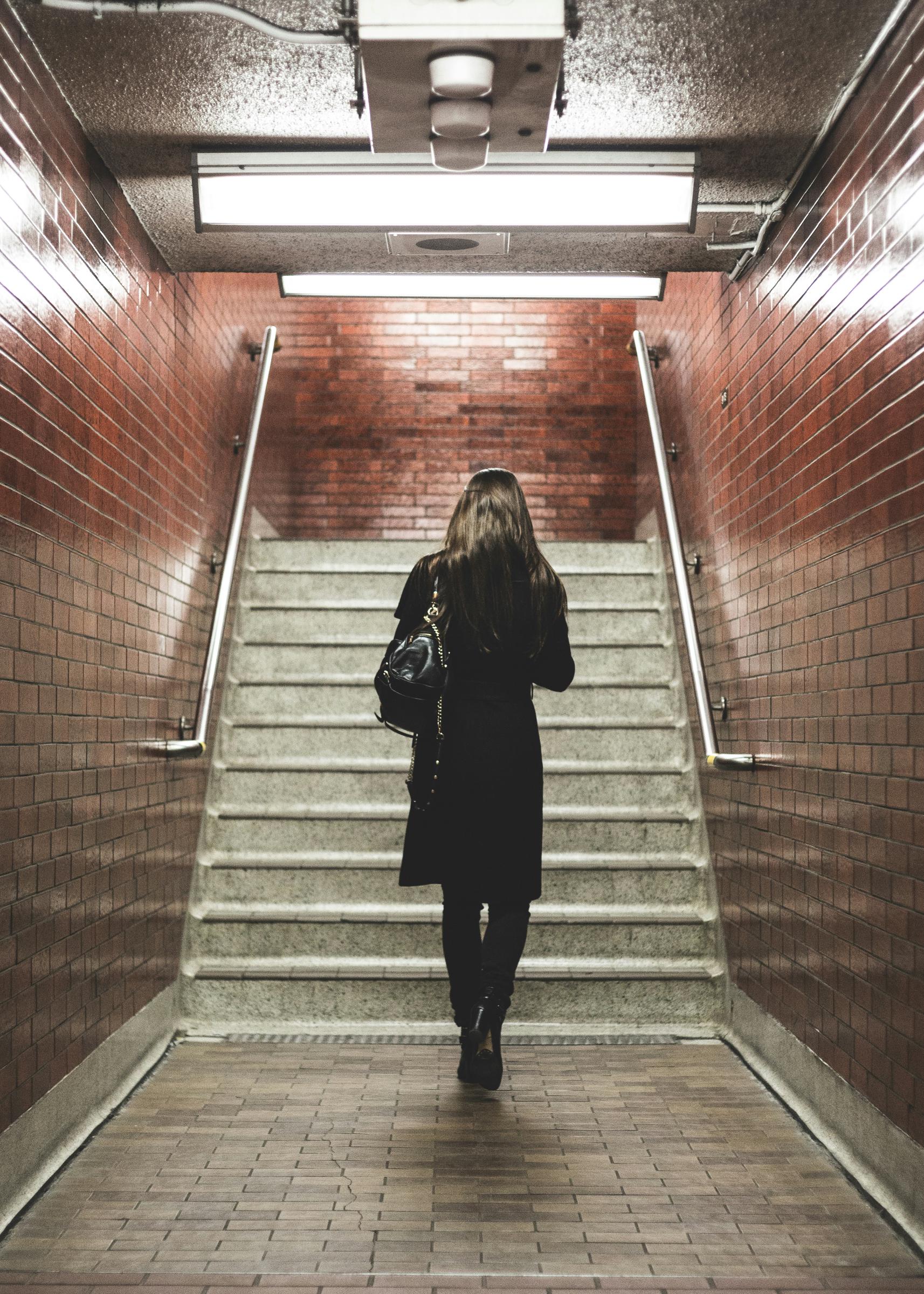 Una mujer en el metro | Fuente: Unsplash