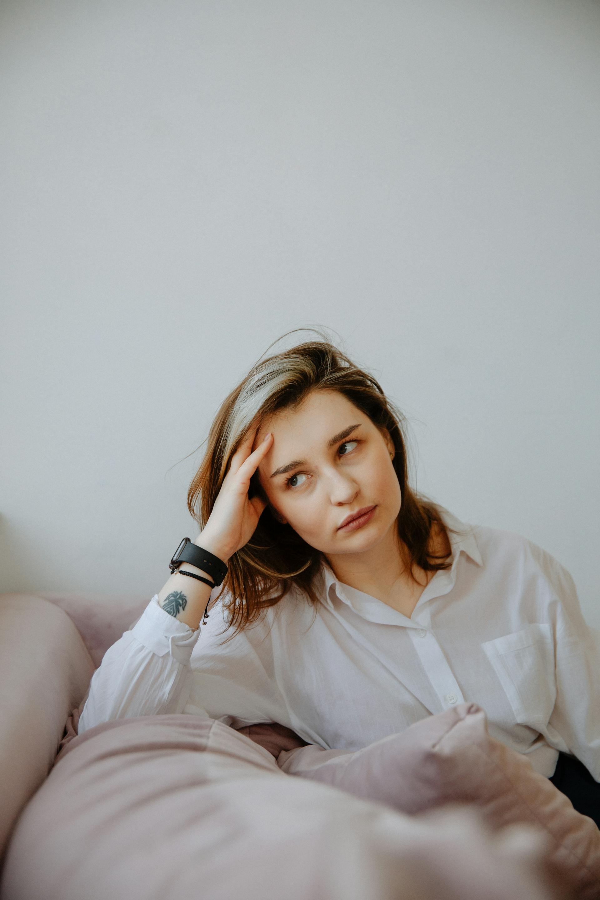 Una mujer en un sofá poniendo los ojos en blanco | Fuente: Pexels