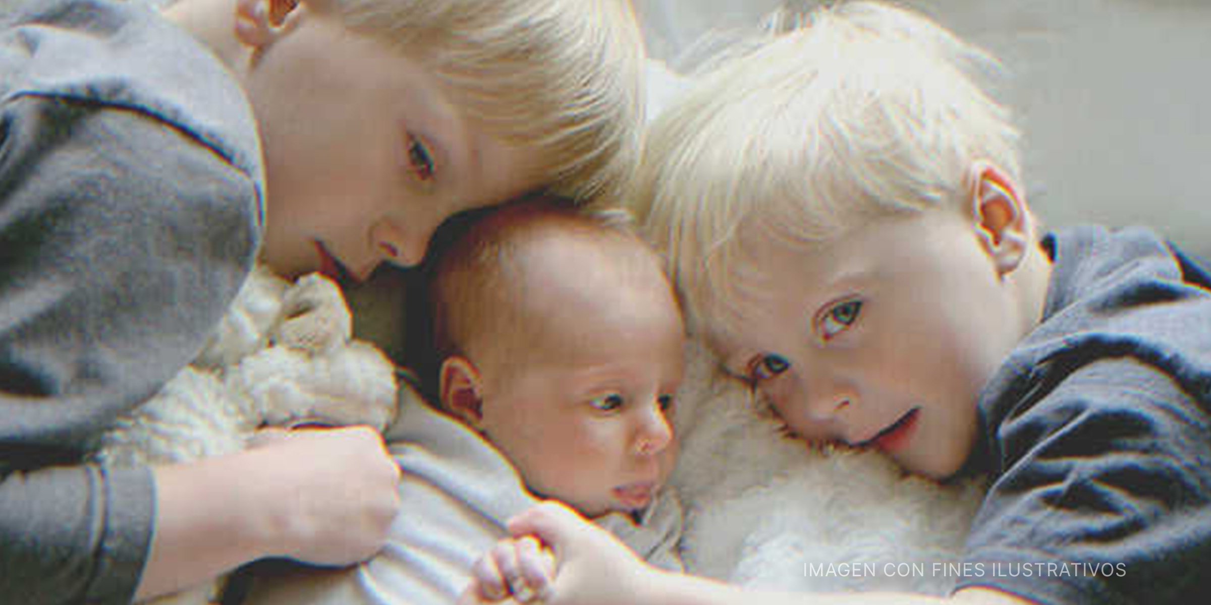 Tres niños se abrazan | Foto: Shutterstock