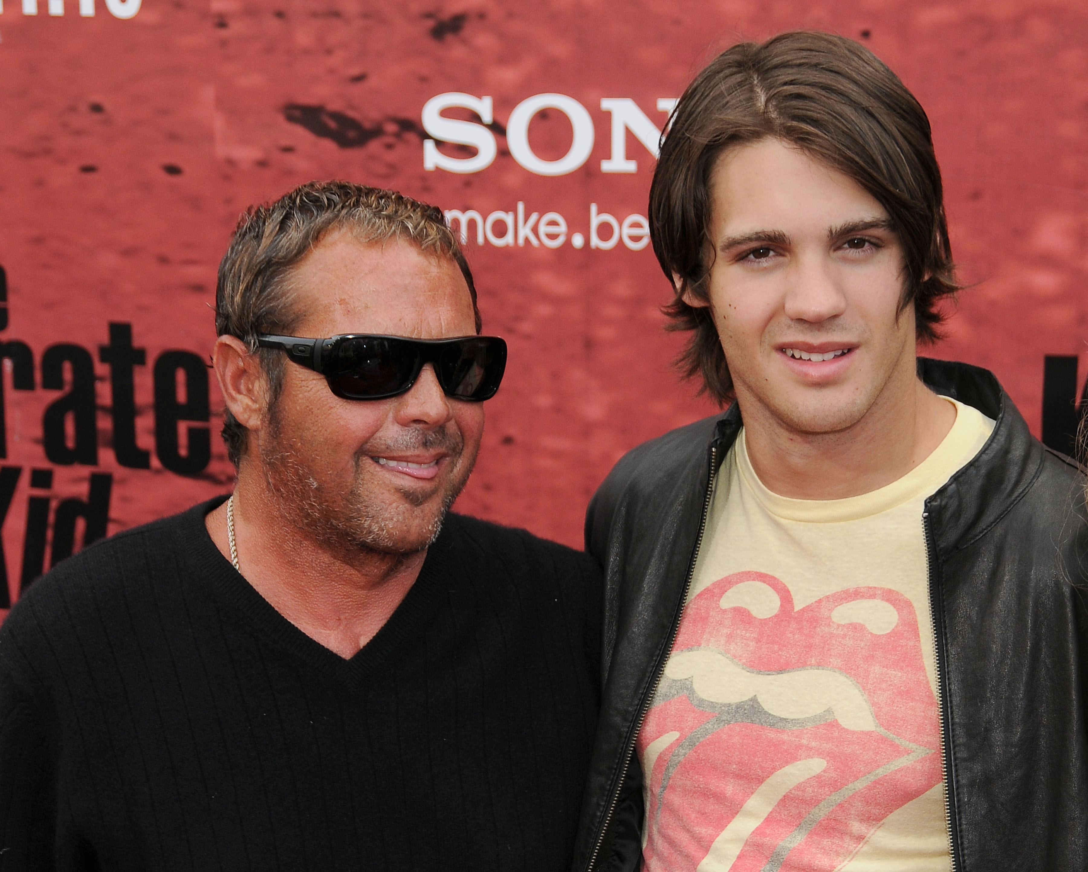 Chad McQueen y su hijo Stephen llegan al estreno en Los Ángeles de "The Karate Kid" en el Mann Village Theatre el 7 de junio de 2010 en Westwood, California. | Fuente: Getty Images