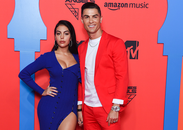 Georgina Rodríguez y Cristiano Ronaldo asisten a los MTV EMA 2019 en el Palacio de Exposiciones y Congresos FIBES el 3 de noviembre de 2019 en Sevilla, España | Fuente: Getty Images