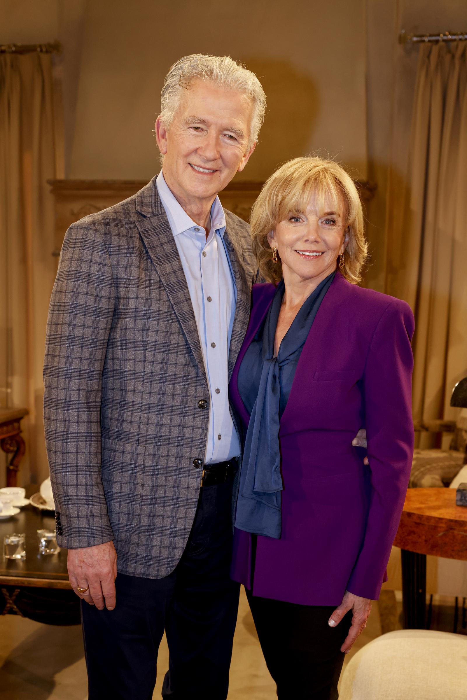 Patrick Duffy y Linda Purl durante la cobertura del "Episode 8901" de la serie diurna original de CBS "The Bold and The Beautiful" en el CBS Studio Center el 24 de octubre de 2022, en Los Ángeles, California | Fuente: Getty Images