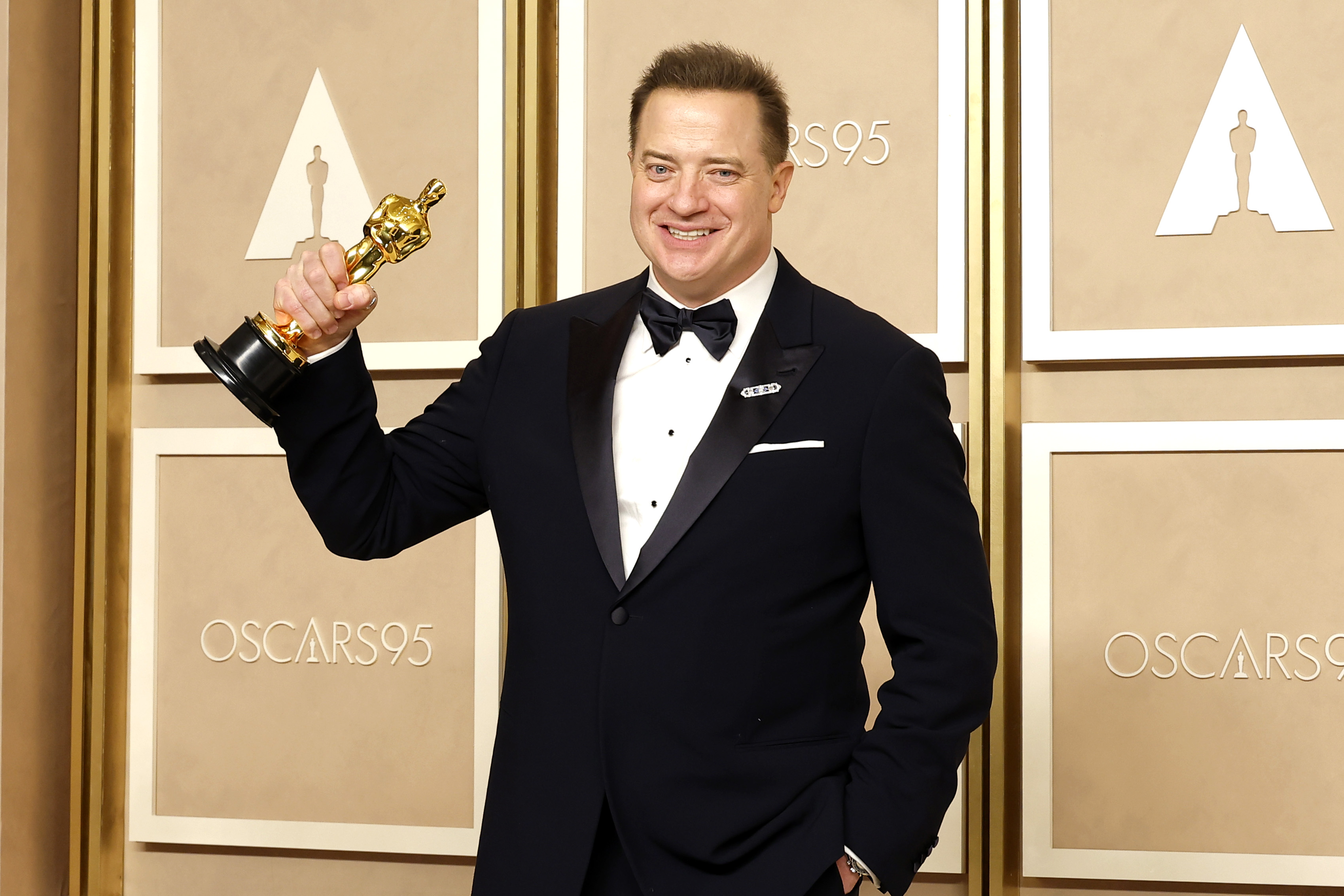 Brendan Fraser, mostrando con orgullo su primer Premio de la Academia al Mejor Actor en 2023, un triunfo que llegó tras casi siete años de operaciones y recuperación de las lesiones sufridas a lo largo de su carrera. | Fuente: Getty Images